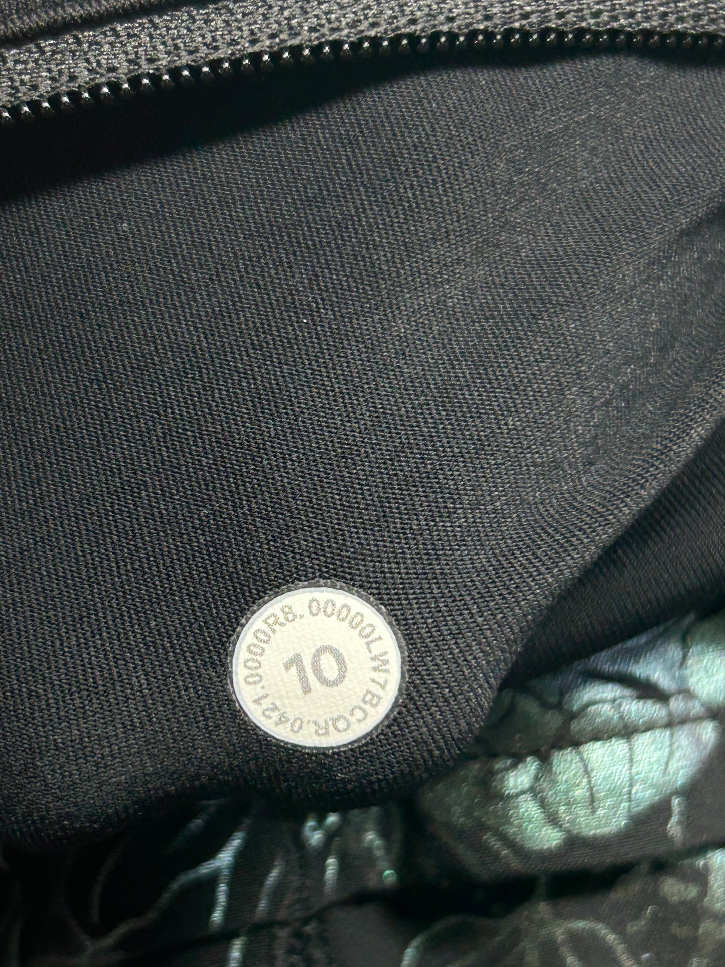 Lululemon Speed Up Low-Rise Lined Short 2.5" Size 10 Logo Flourish Black Iridescent Foil