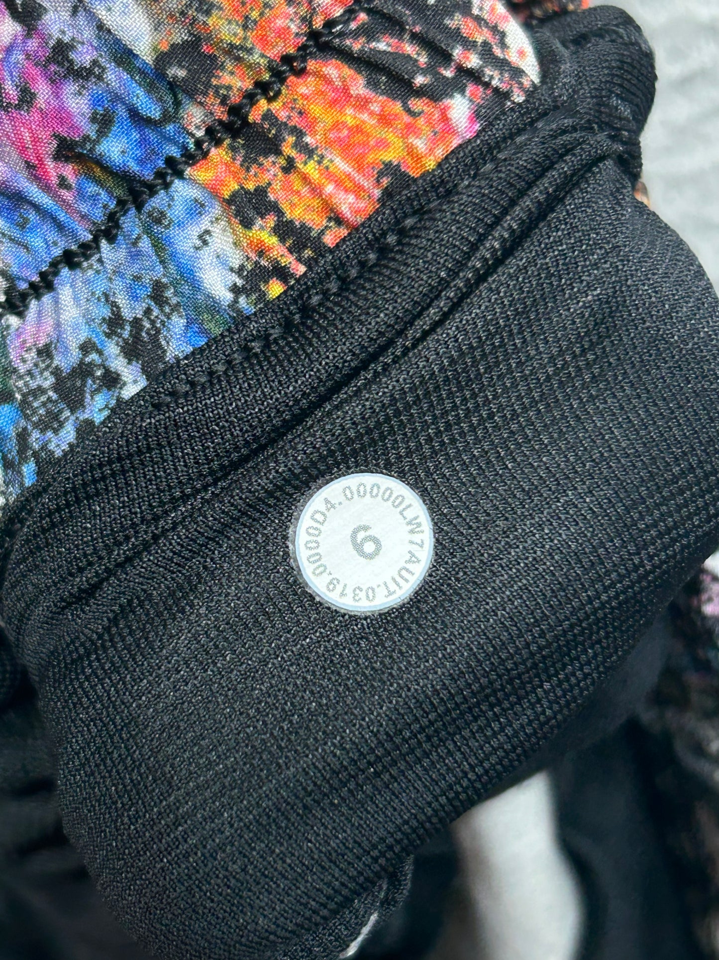 Lululemon Hotty Hot Short II Long 4" Size 6 Vitalize Multi