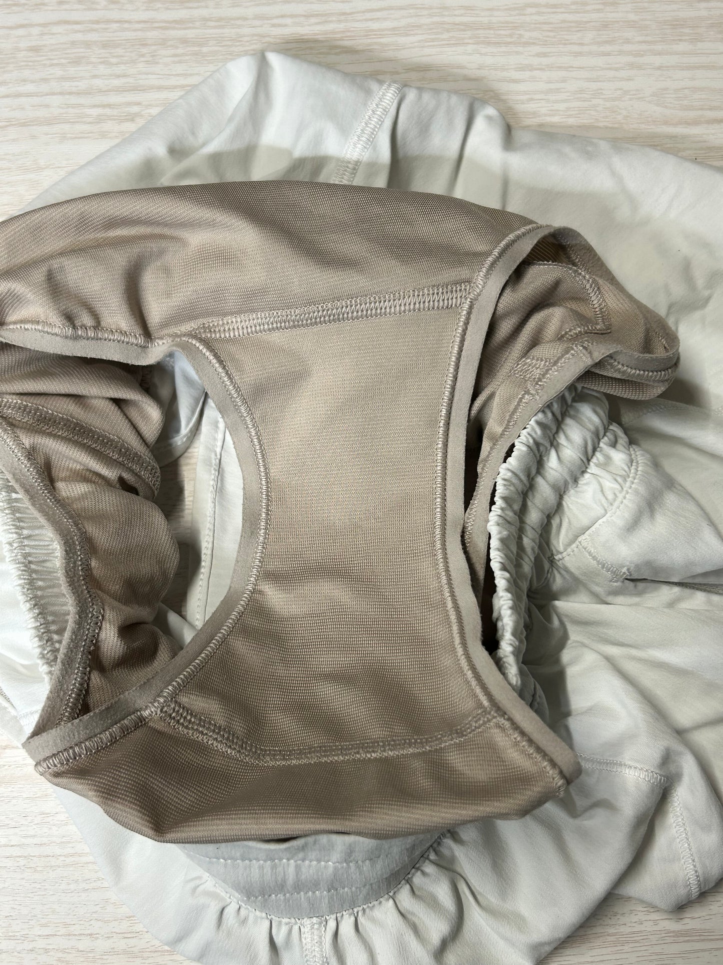 Lululemon Hotty Hot Short II *2.5" Size 4 White