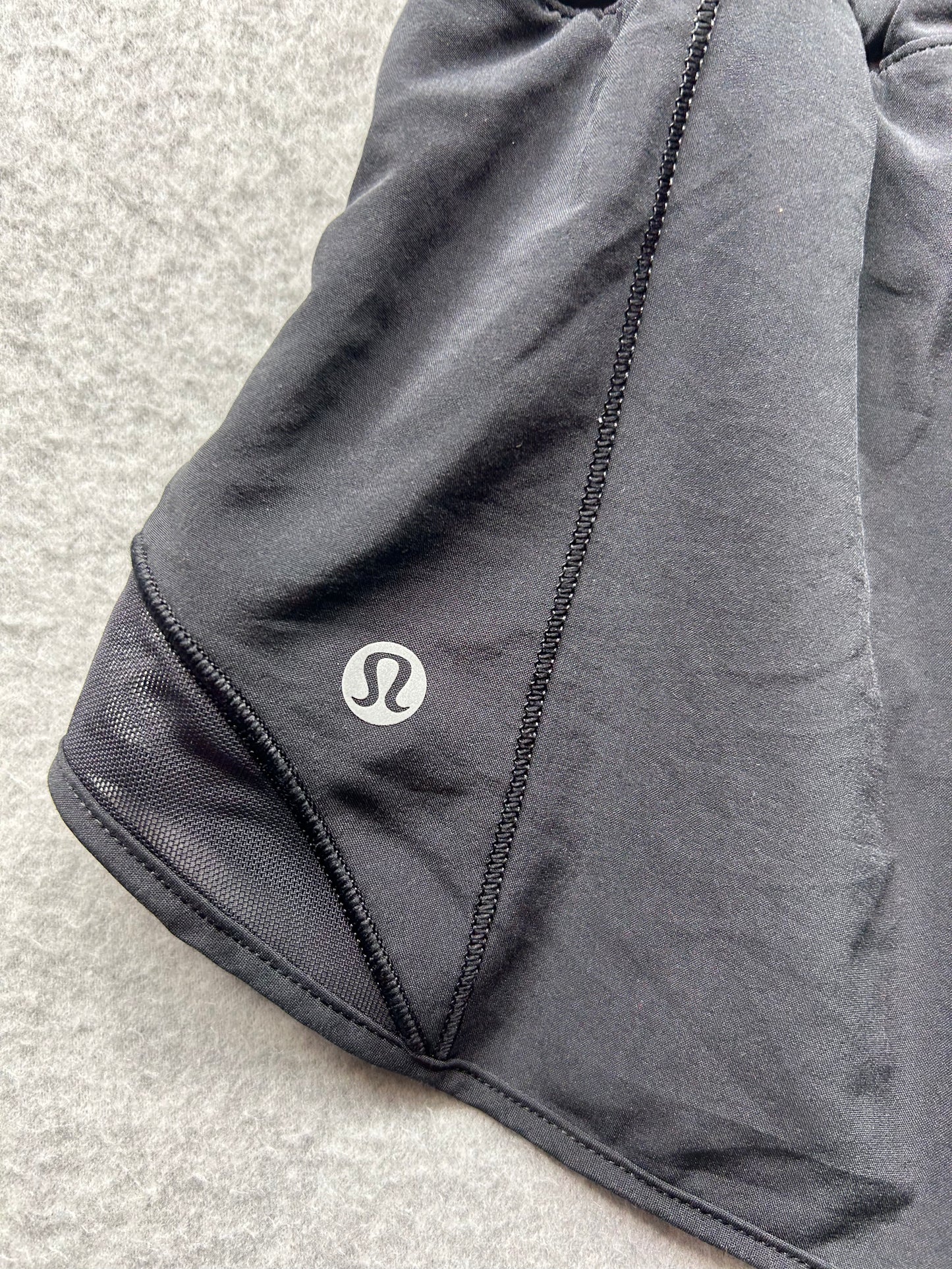 Lululemon Hotty Hot Short II 2.5" Black Size 2 reg