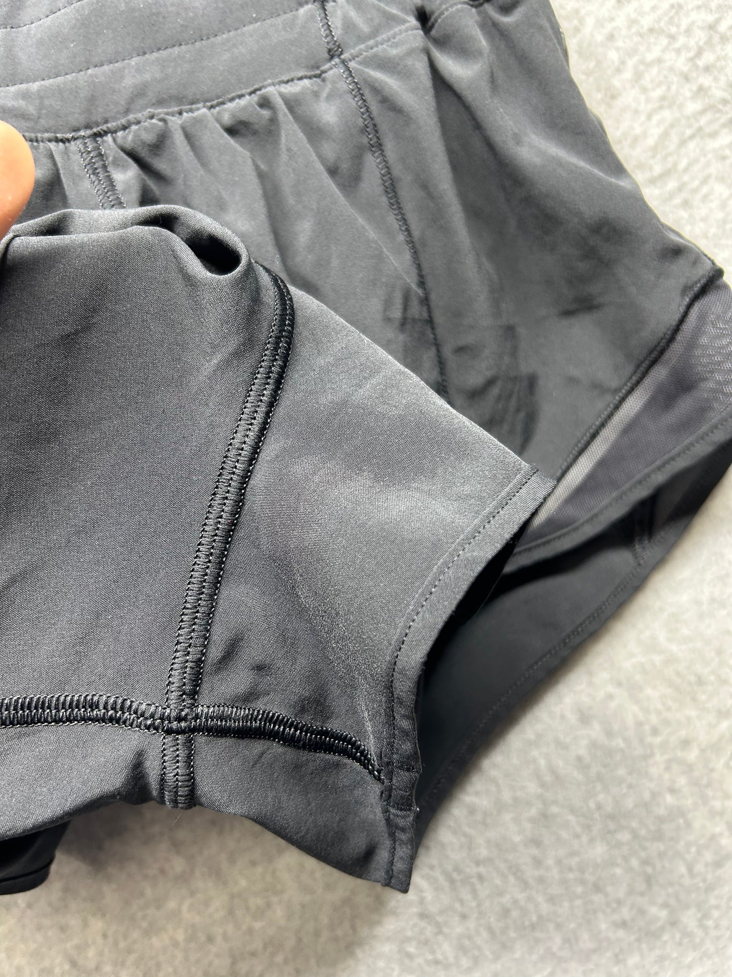 Lululemon Hotty Hot Short II 2.5" Black Size 2 reg