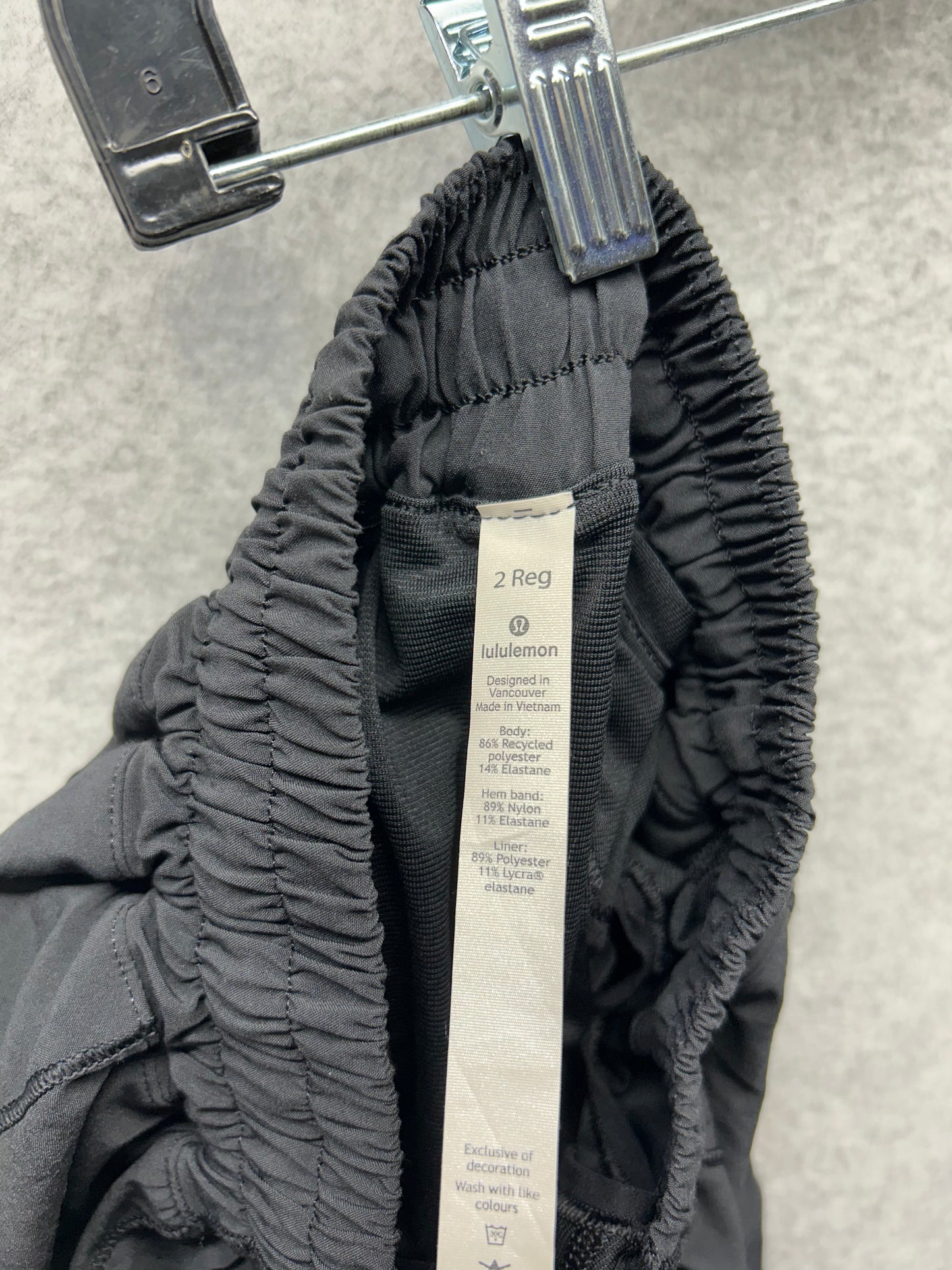 Lululemon Hotty Hot Short II 2.5" Black Size 2 reg