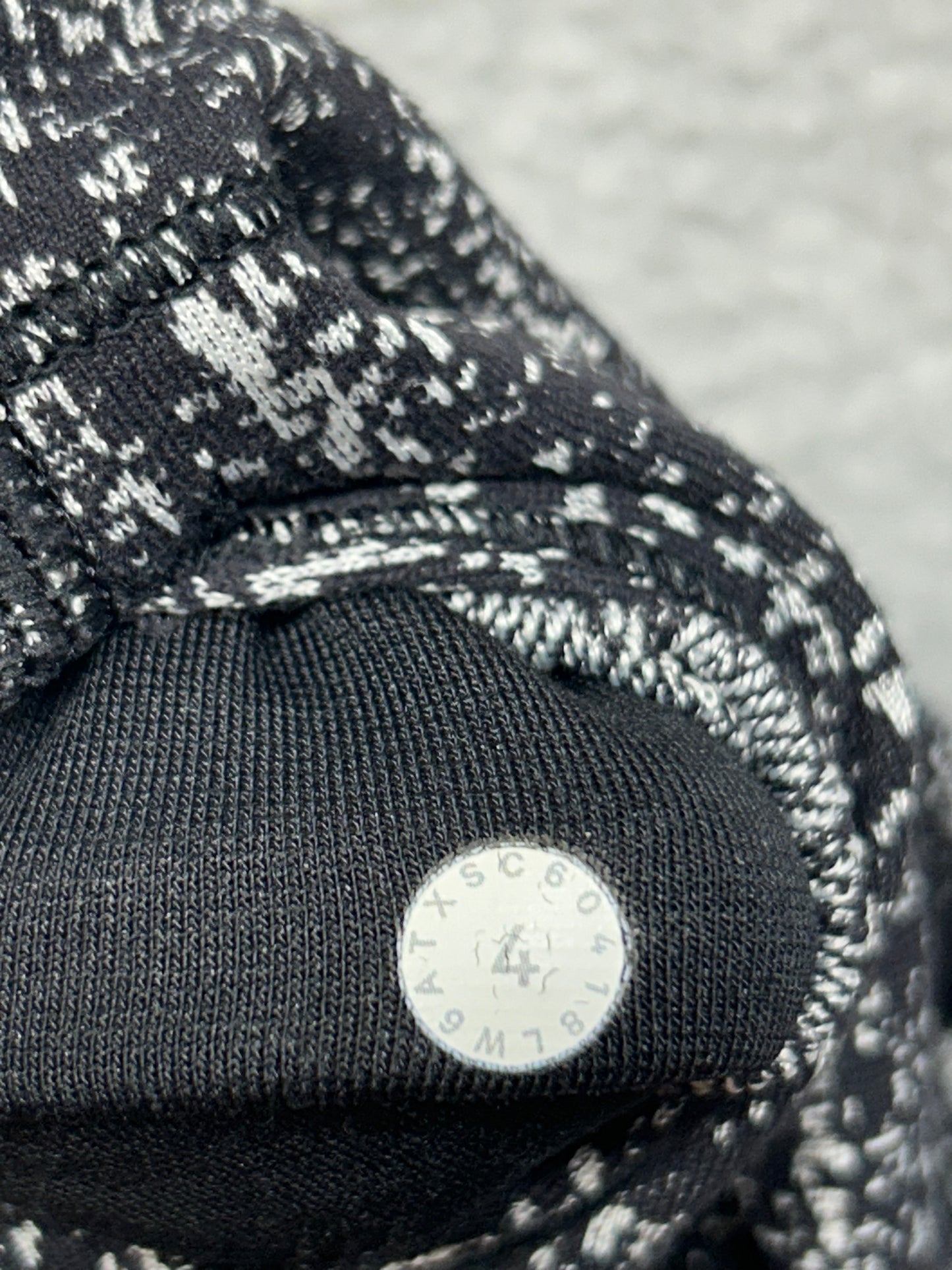Lululemon Wunder Under Crop High-Rise 21" Luon Size 4 Suited Jacquard Black White