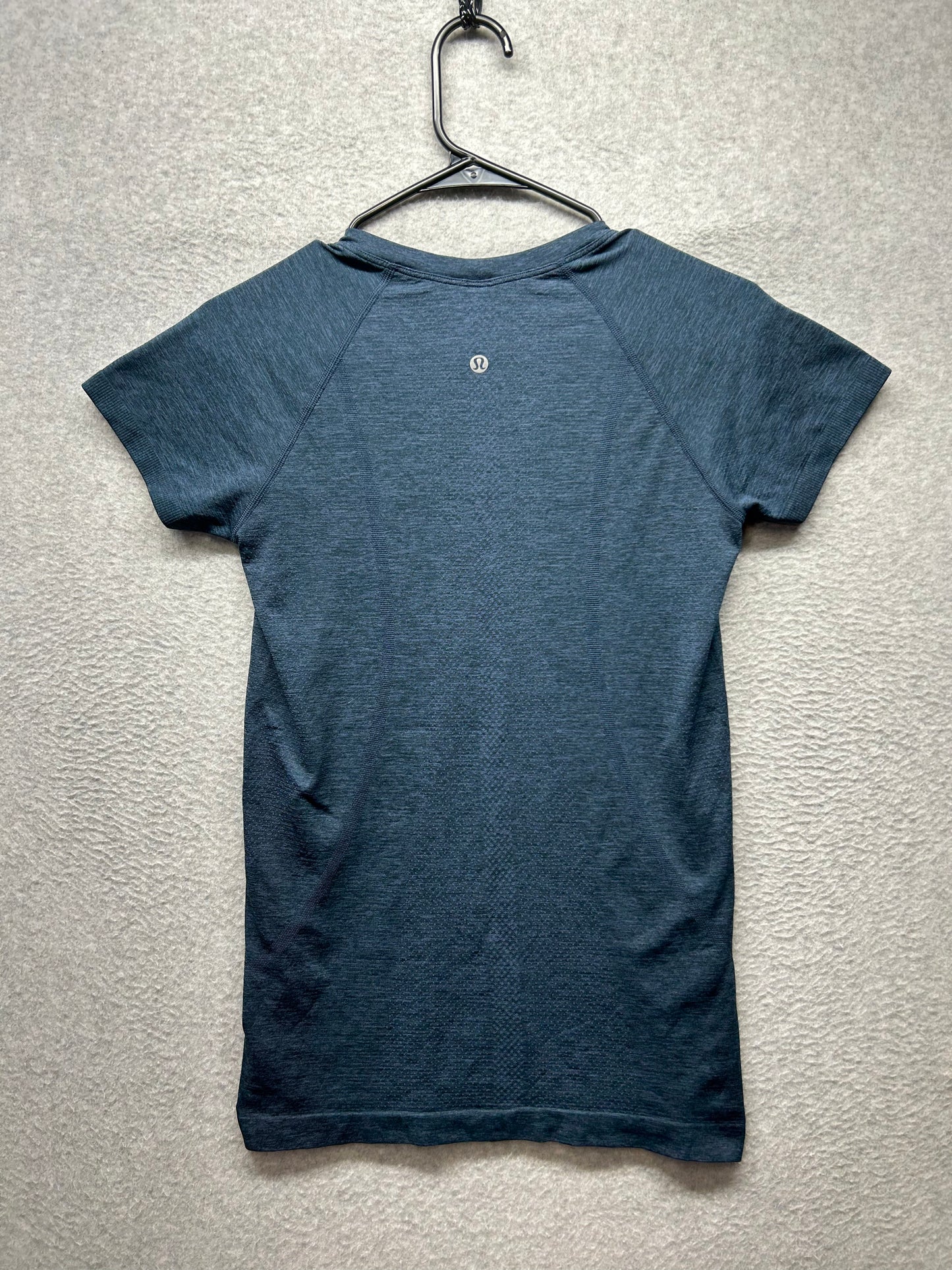 Lululemon Swiftly Tech Short Sleeve Crew Size 6 Cerulean Blue / Black