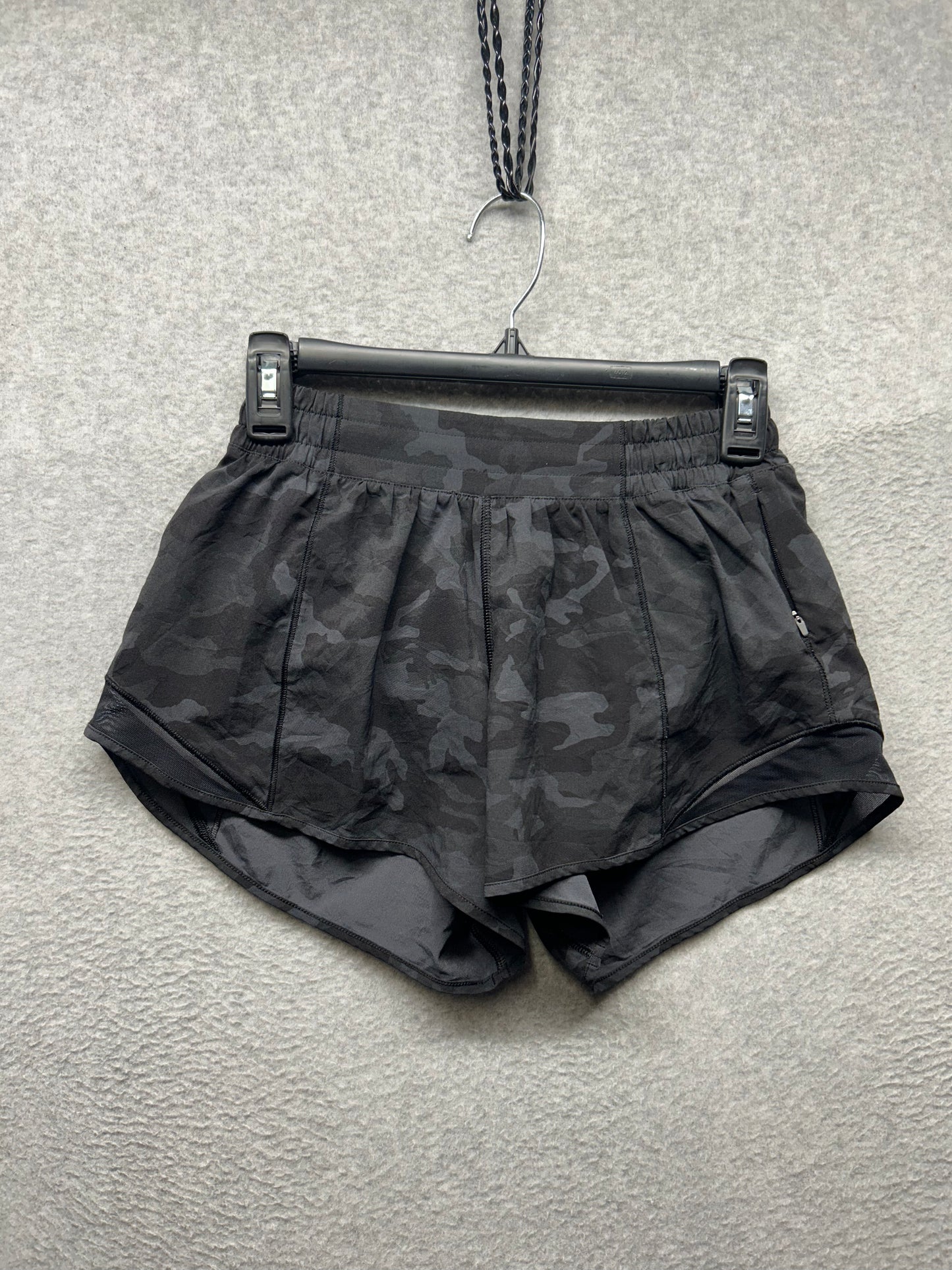 Lululemon Hotty Hot Short II Long 4" Size 6 Incognito Camo Multi Grey / Black