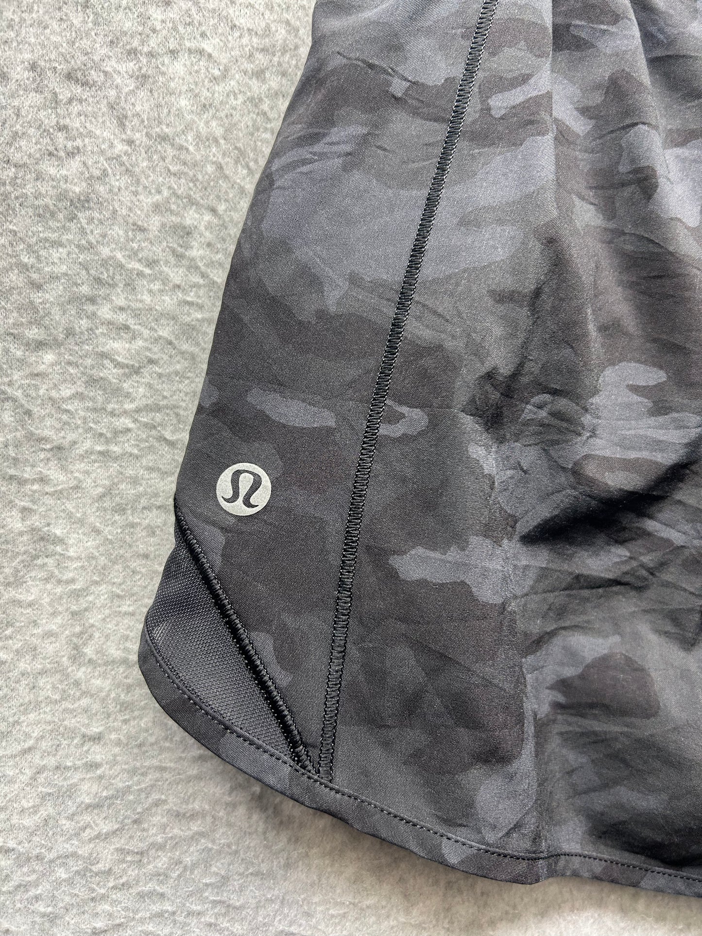 Lululemon Hotty Hot Short II Long 4" Size 6 Incognito Camo Multi Grey / Black