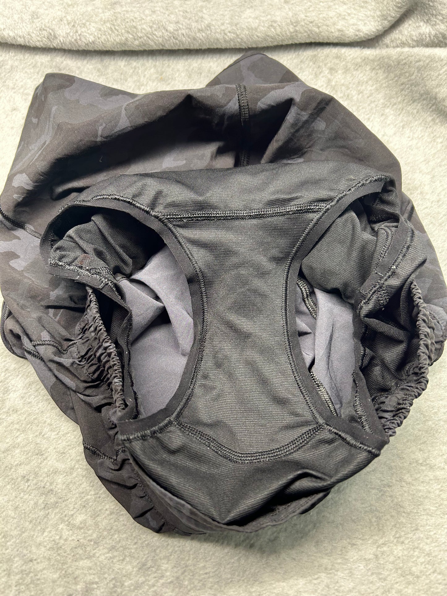 Lululemon Hotty Hot Short II Long 4" Size 6 Incognito Camo Multi Grey / Black
