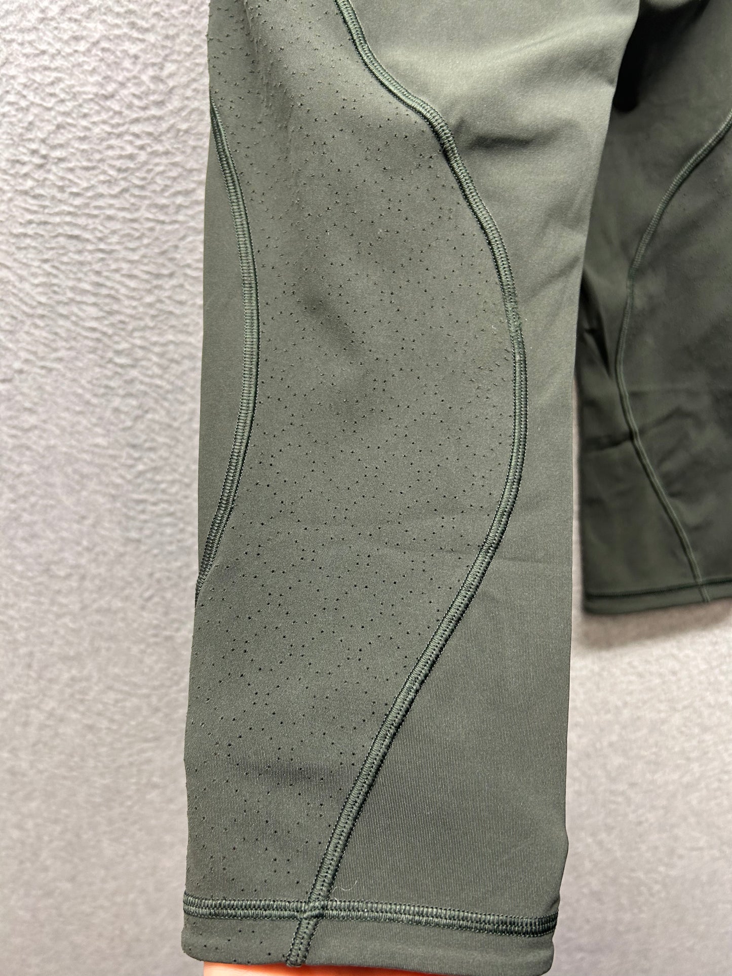 Lululemon Breezy Dot Crop 18" Size 6 Evergreen