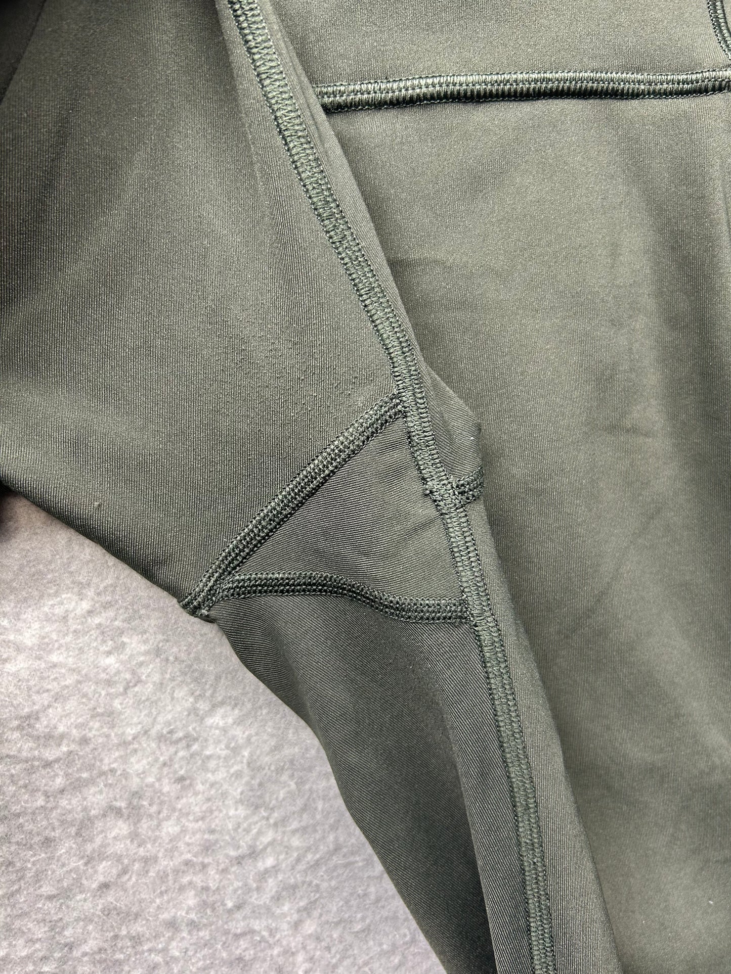 Lululemon Breezy Dot Crop 18" Size 6 Evergreen
