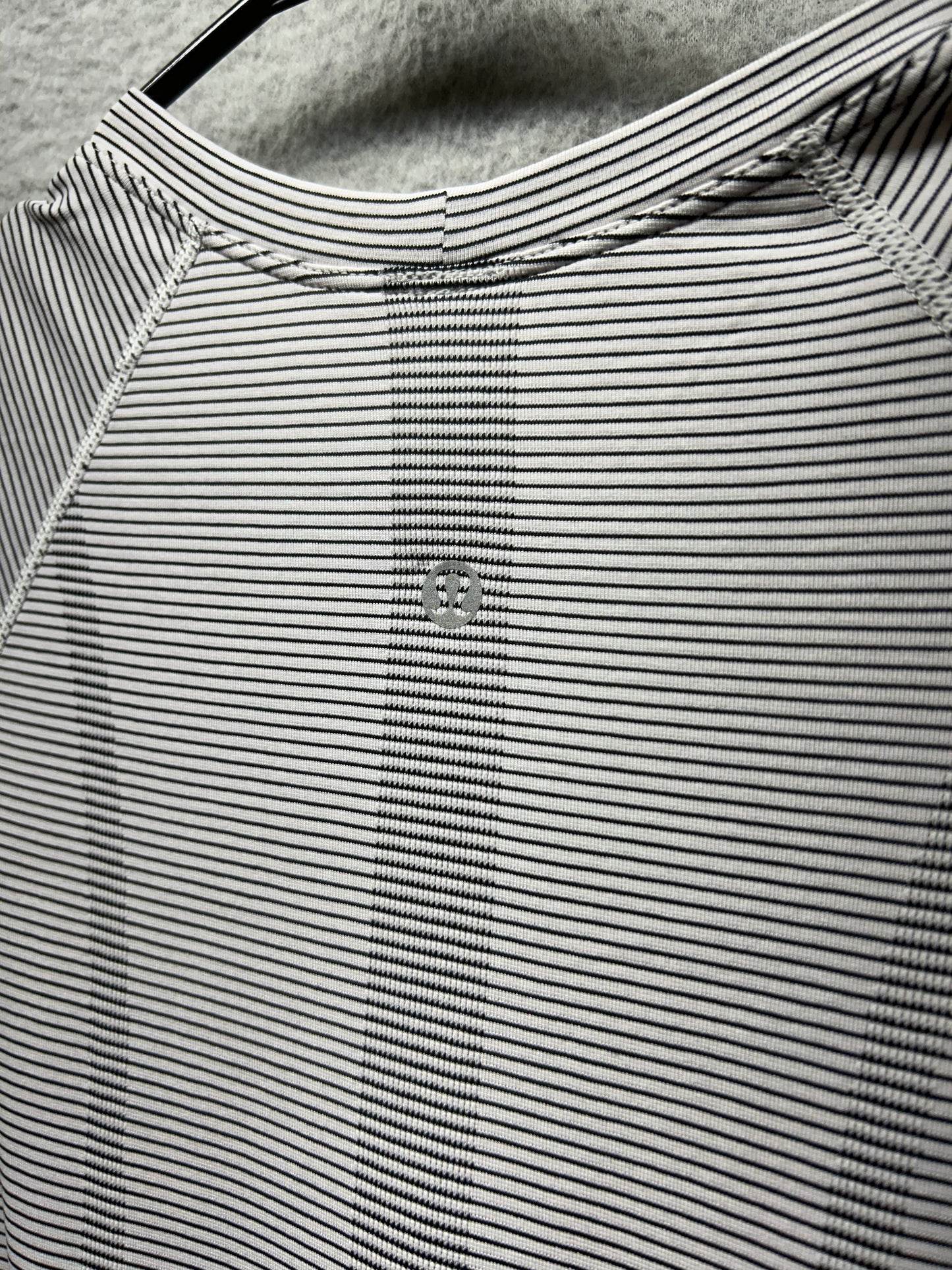 Lululemon Swiftly Tech Short Sleeve 2.0 Tempo Stripe Size 6 White / Black