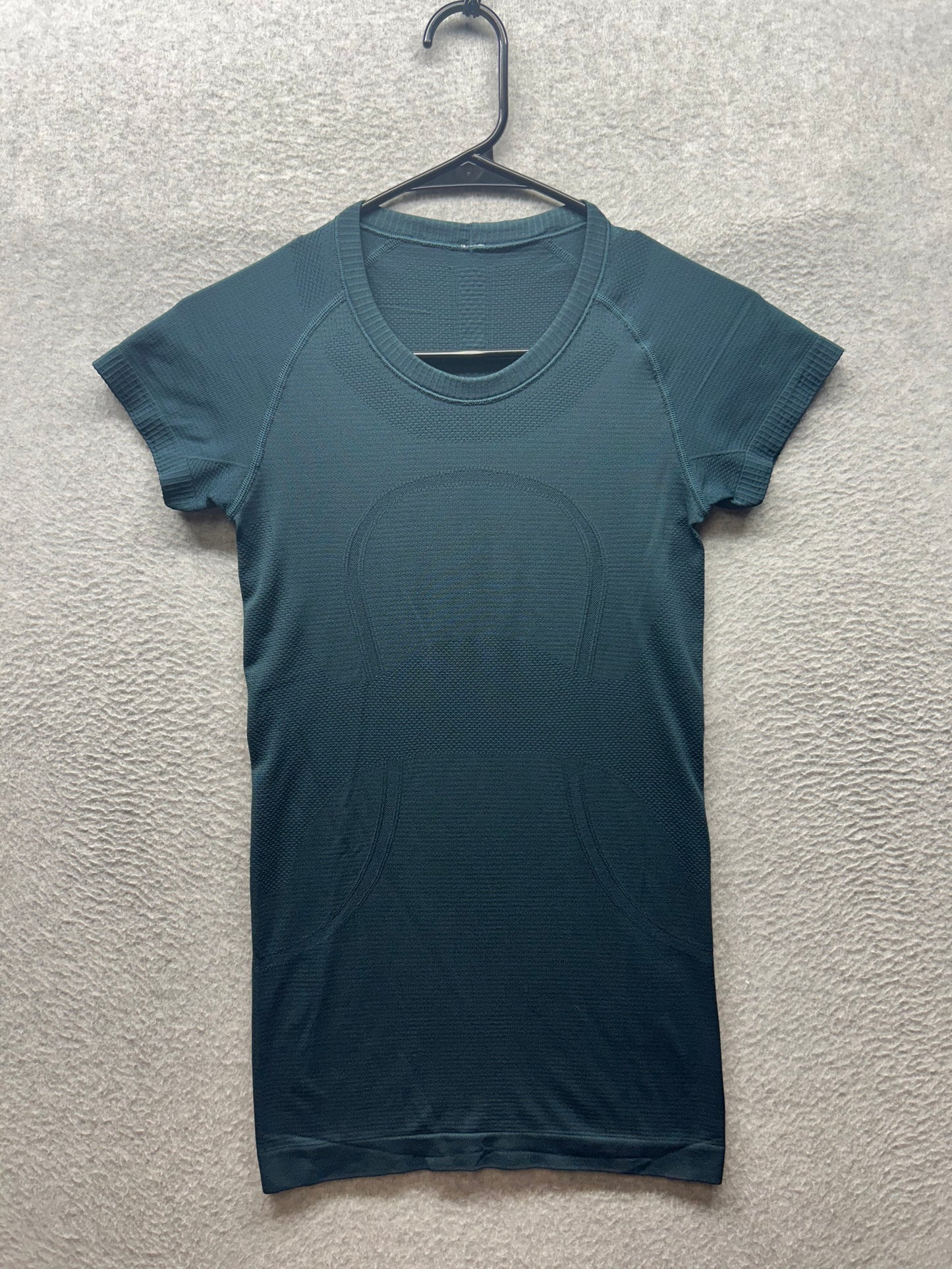 Lululemon Swiftly Tech Short Sleeve Crew Size 4 Submarine