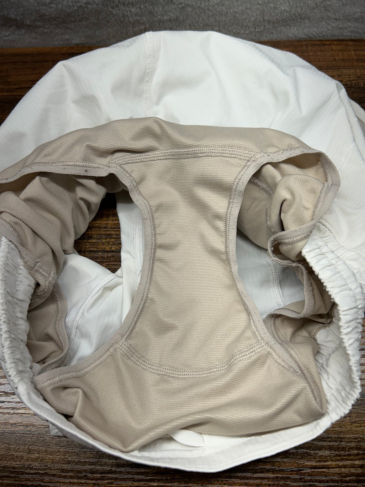 Lululemon Hotty Hot Short II 2.5" Size 4 White
