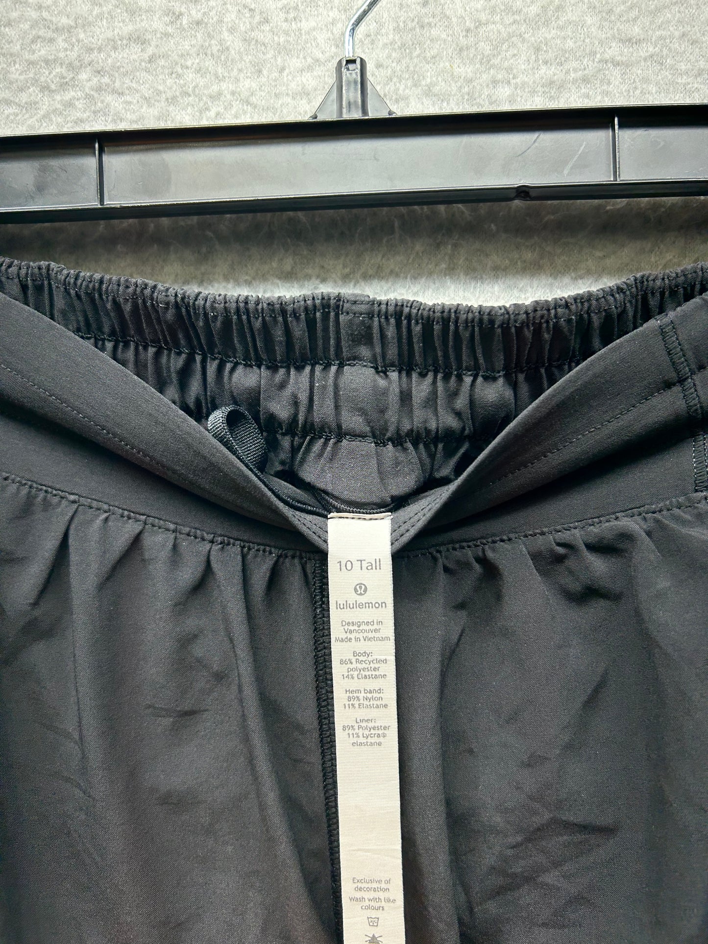 Lululemon Hotty Hot Short II Size 10 Tall 4" Black