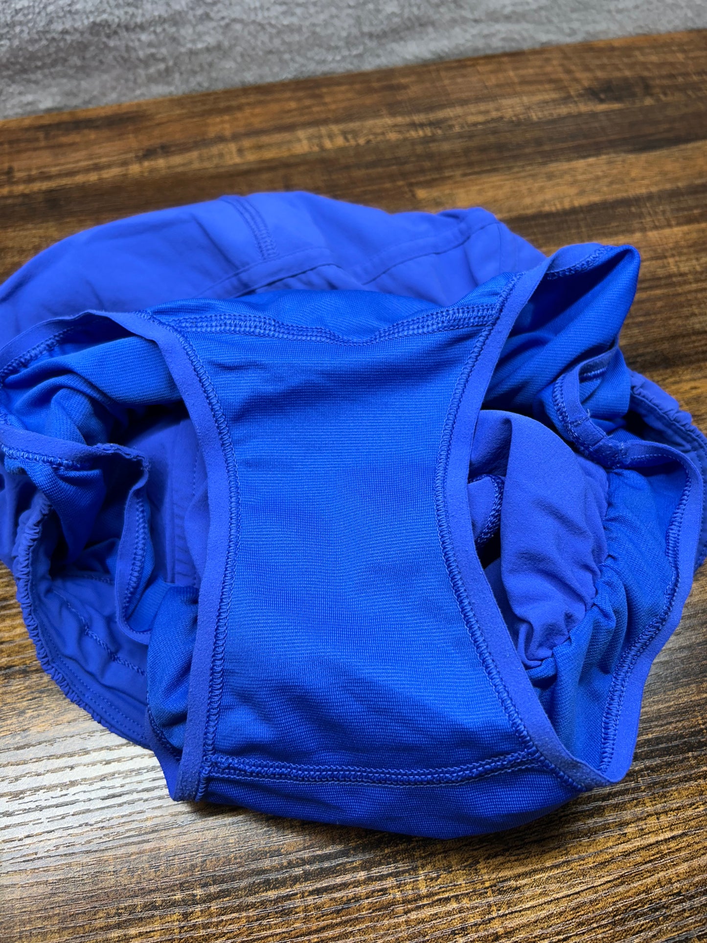 Lululemon Tracker Short V 4" Size 6 Amalfi Blue