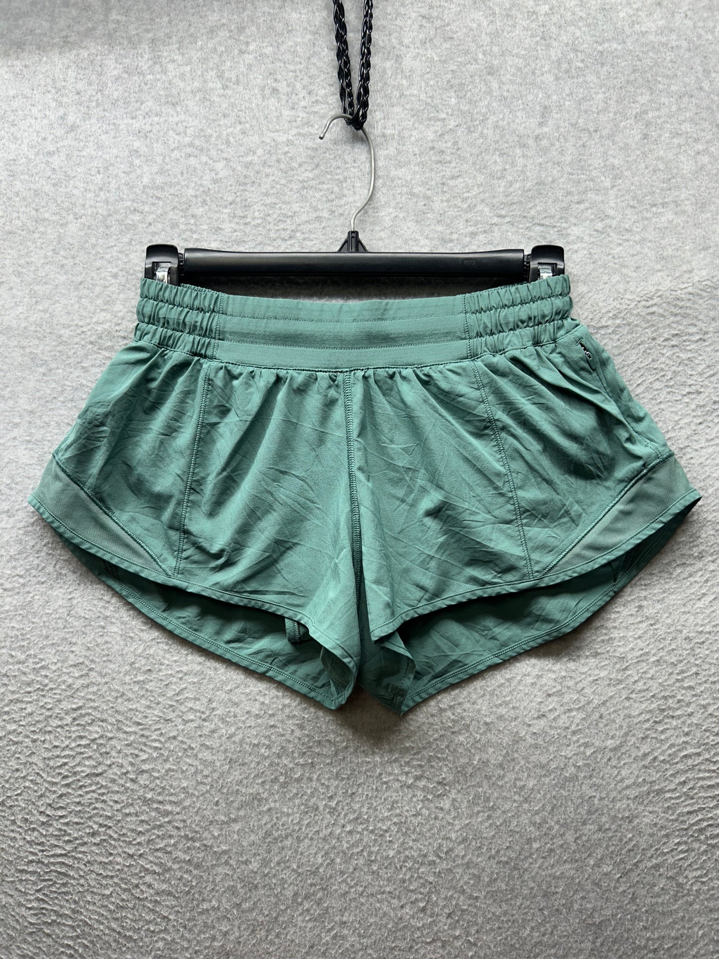 Lululemon Hotty Hot Short II 2.5" Size 6 Frosted Pine