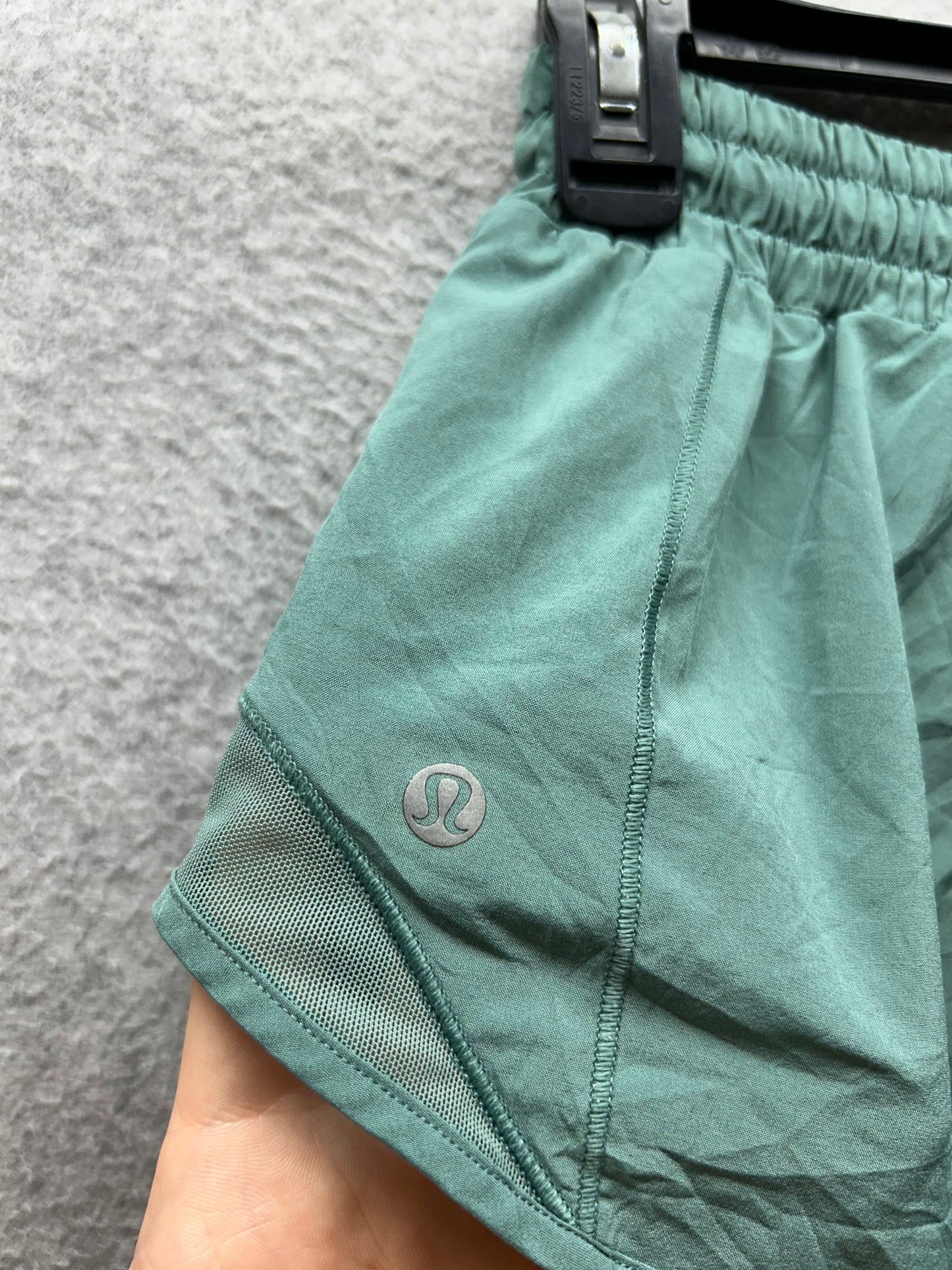 Lululemon Hotty Hot Short II 2.5" Size 6 Frosted Pine