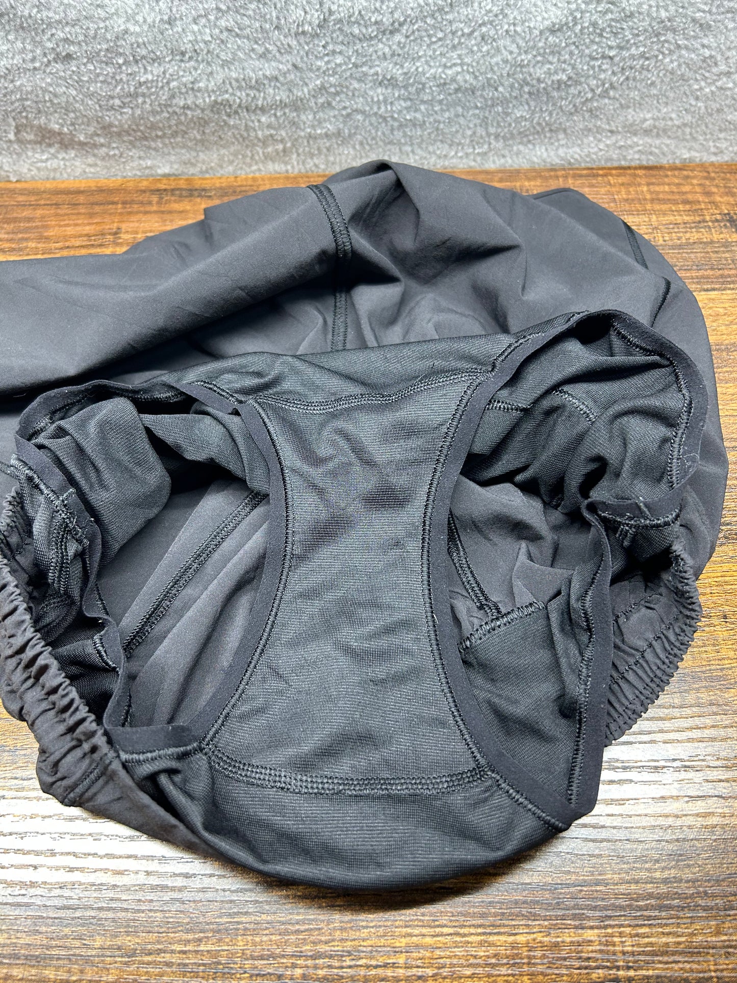 Lululemon Hotty Hot Short II 2.5" Size 6 Black