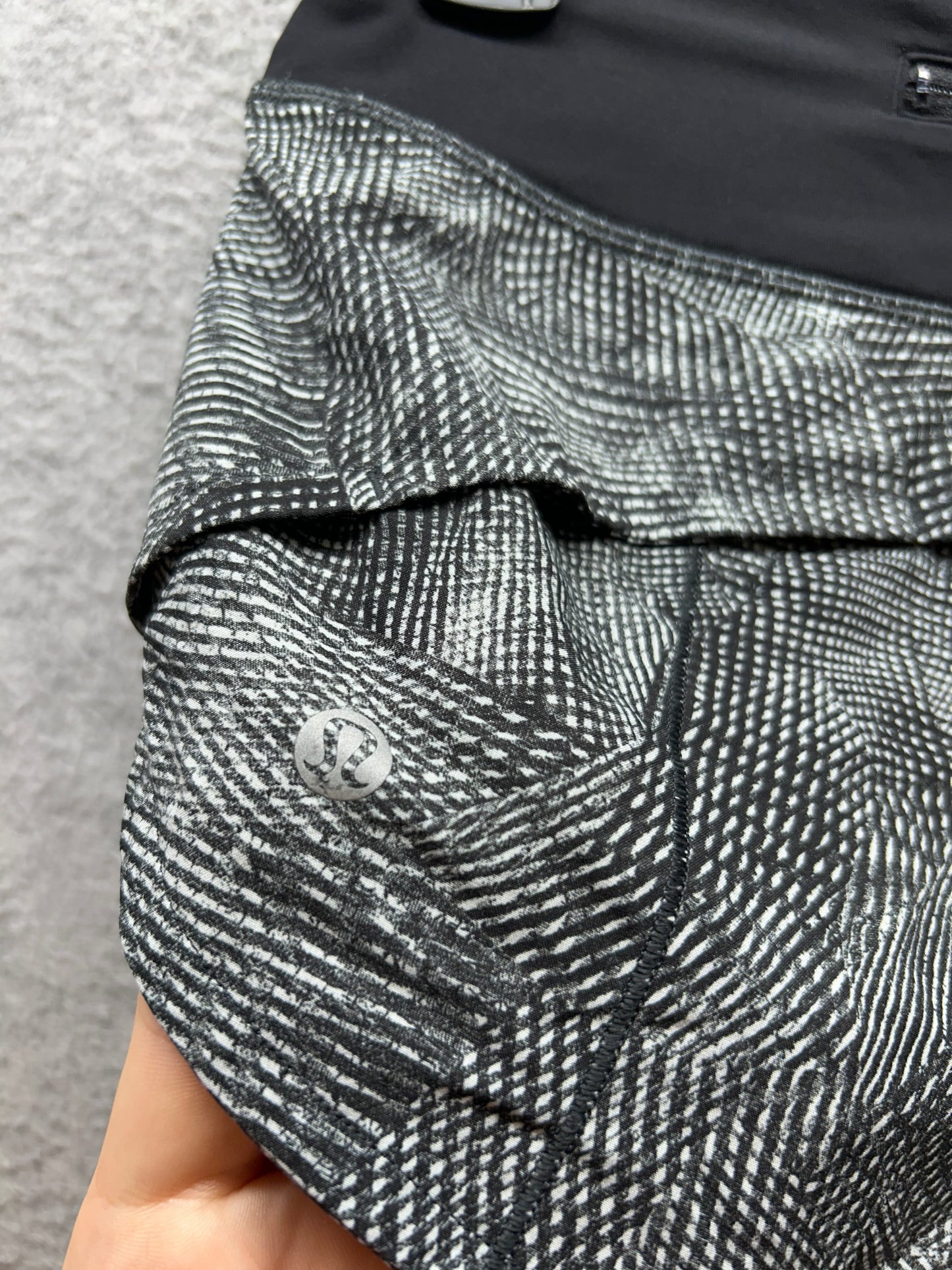 Lululemon Speed Up Short 2.5" Size 2 Velocity Mesh Island Mist Black