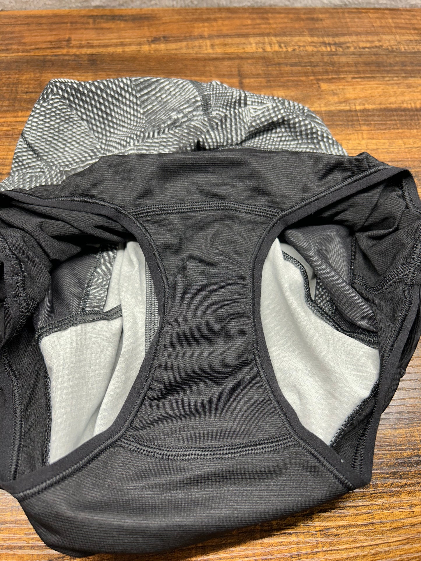 Lululemon Speed Up Short 2.5" Size 2 Velocity Mesh Island Mist Black