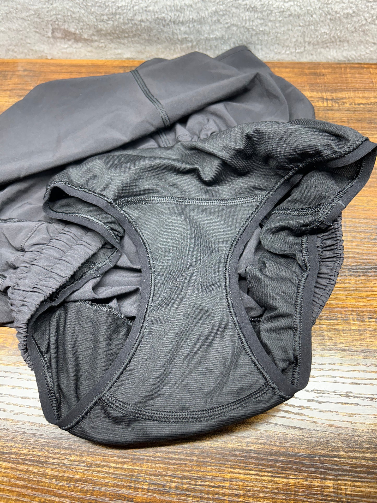 Lululemon Hotty Hot Short II 2.5" Size 6 Black