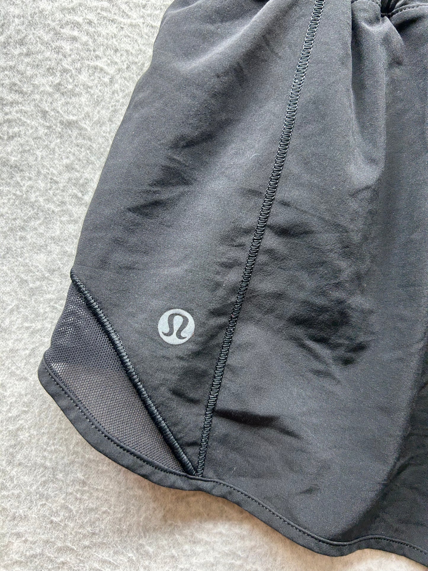 Lululemon Hotty Hot Short II 2.5" Size 6 Black