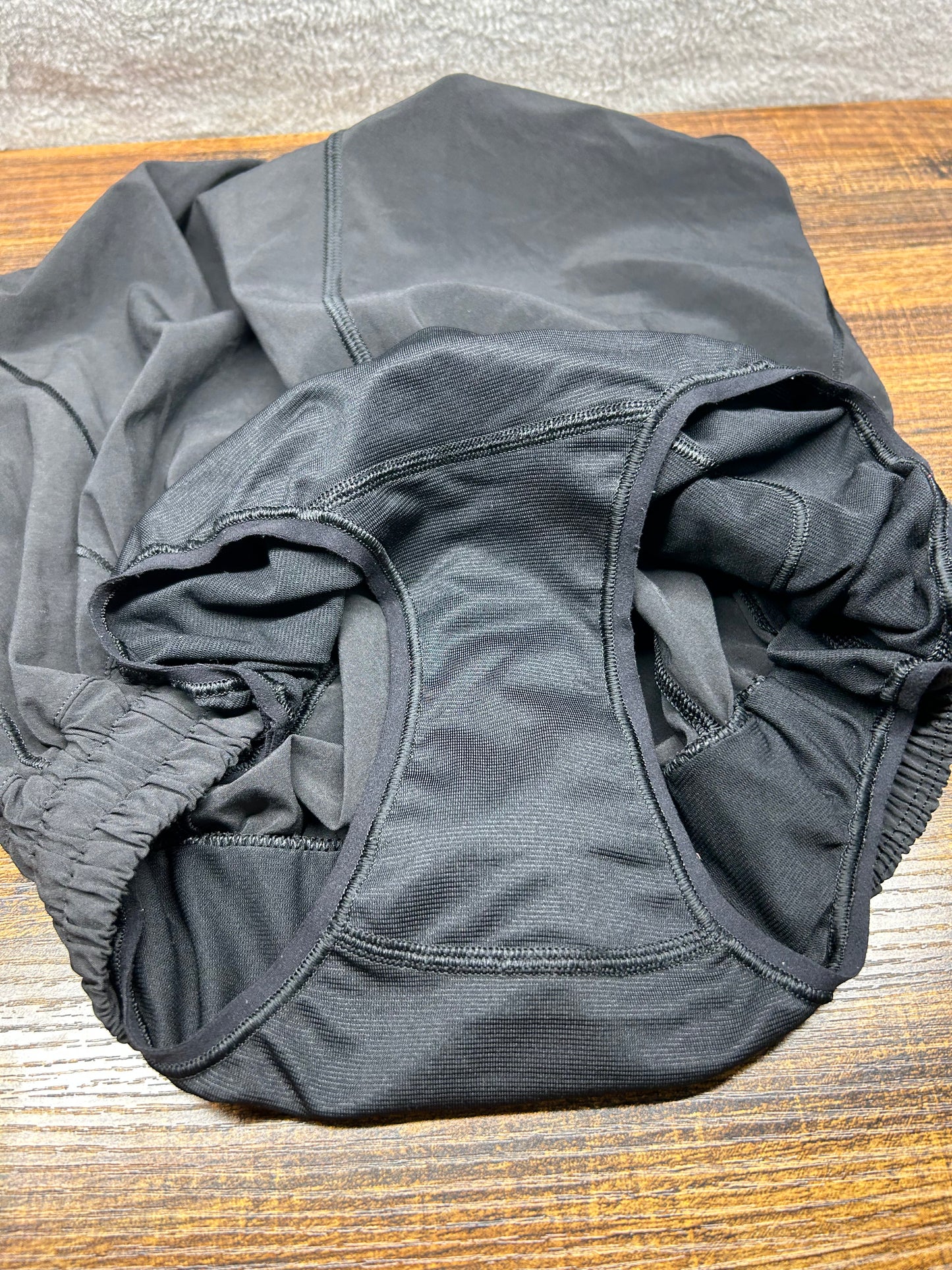 Lululemon Hotty Hot Short II 2.5" Size 6 Black