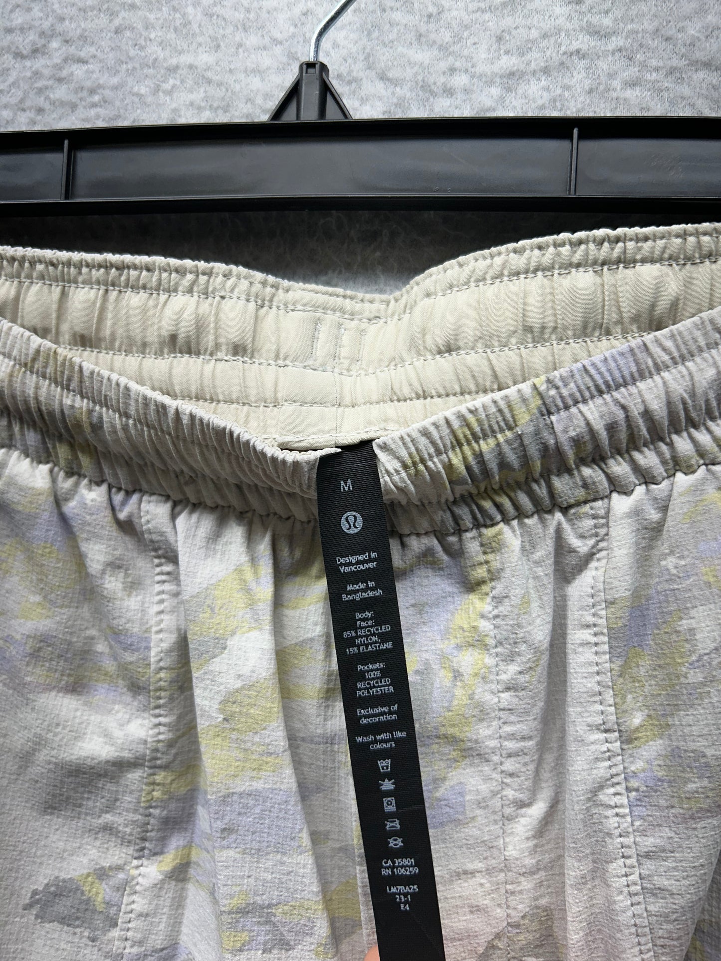 Lululemon Bowline Short 5" Mesh Size Medium Variegated Bloom Finch Yellow Multi
