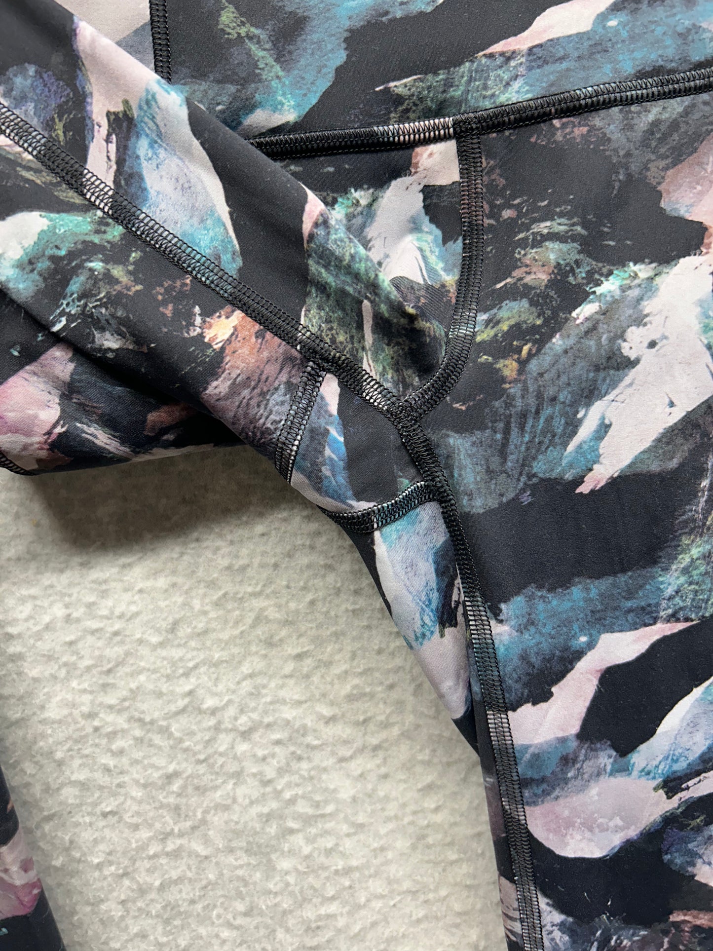 Lululemon Fast and Free Tight II 25" Nulux Size 2 Glacier Camo Starlight Multi