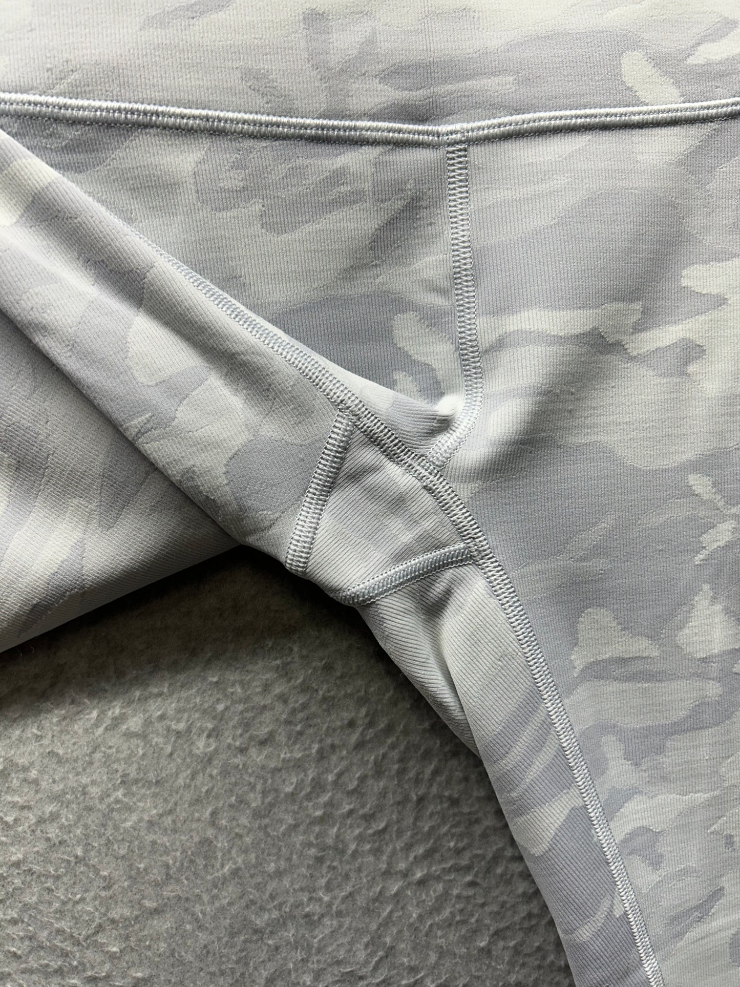 Lululemon Wunder Under Crop Luxtreme 22" Size 2 Incognito Camo Jacquard Alpine White Starlight