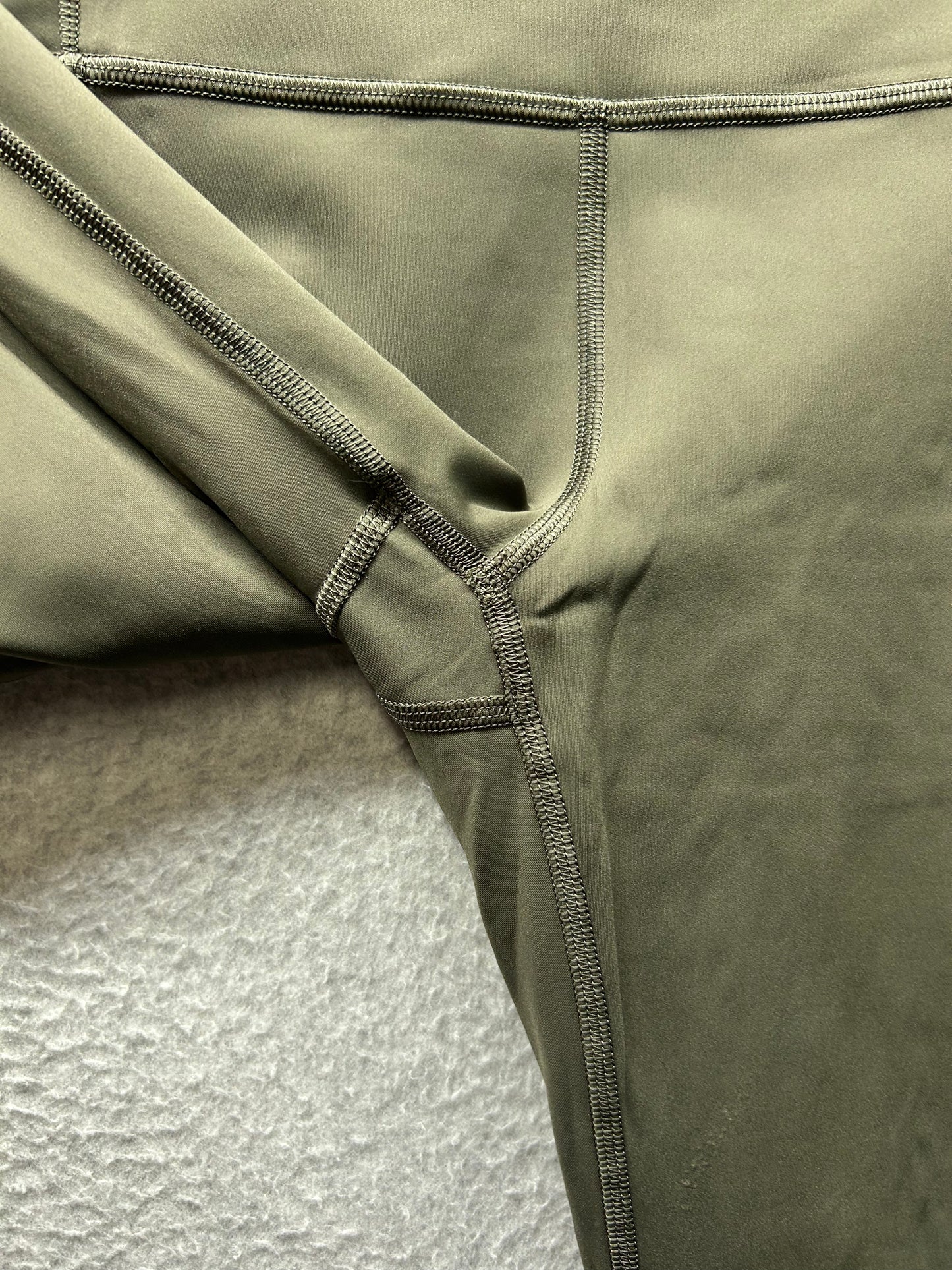 Lululemon Fast and Free Tight II 25" Non-Reflective Nulux Size 6 Dark Olive