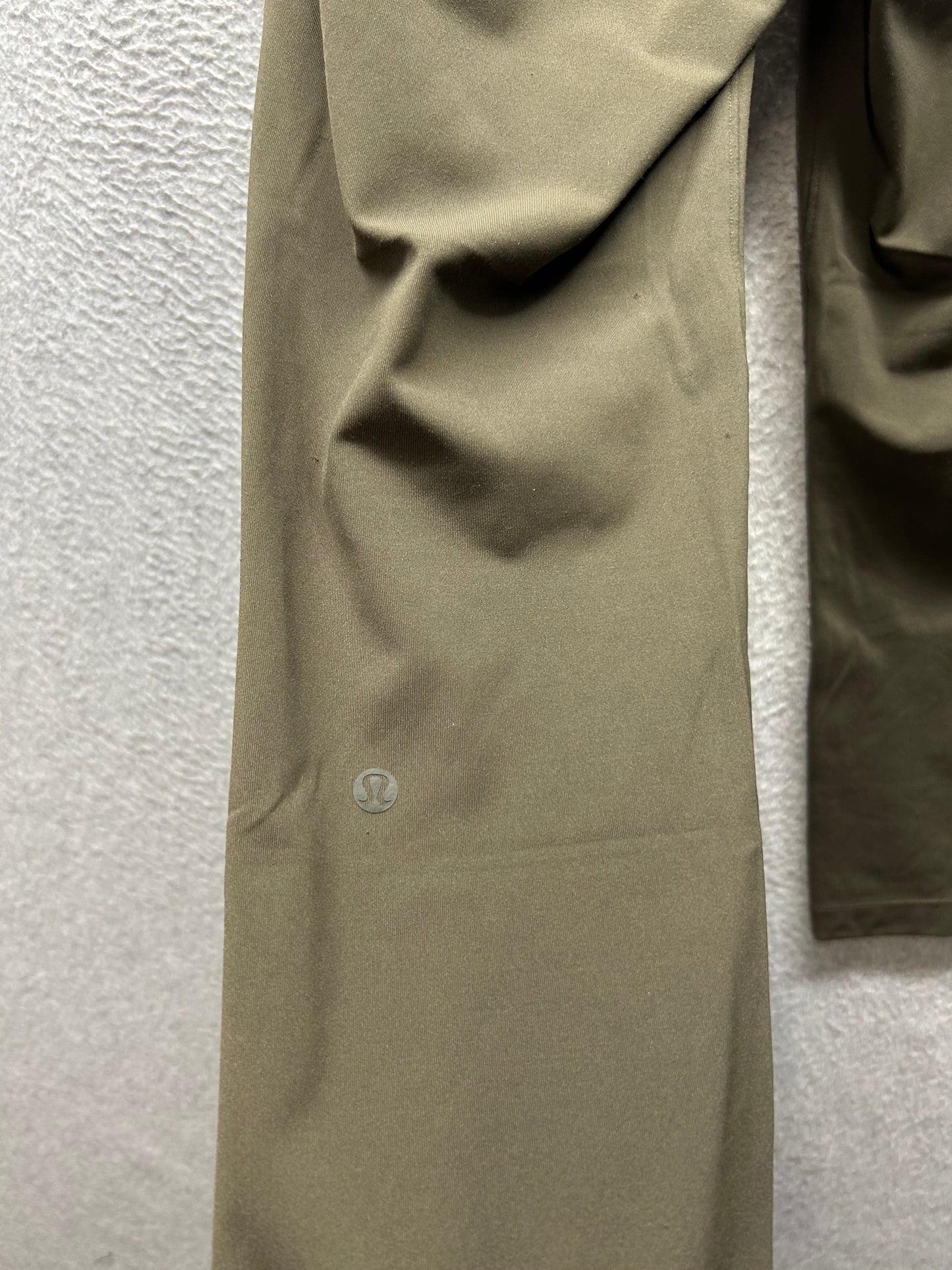 Lululemon On The Fly Crop 23" Size 2 Dark Olive