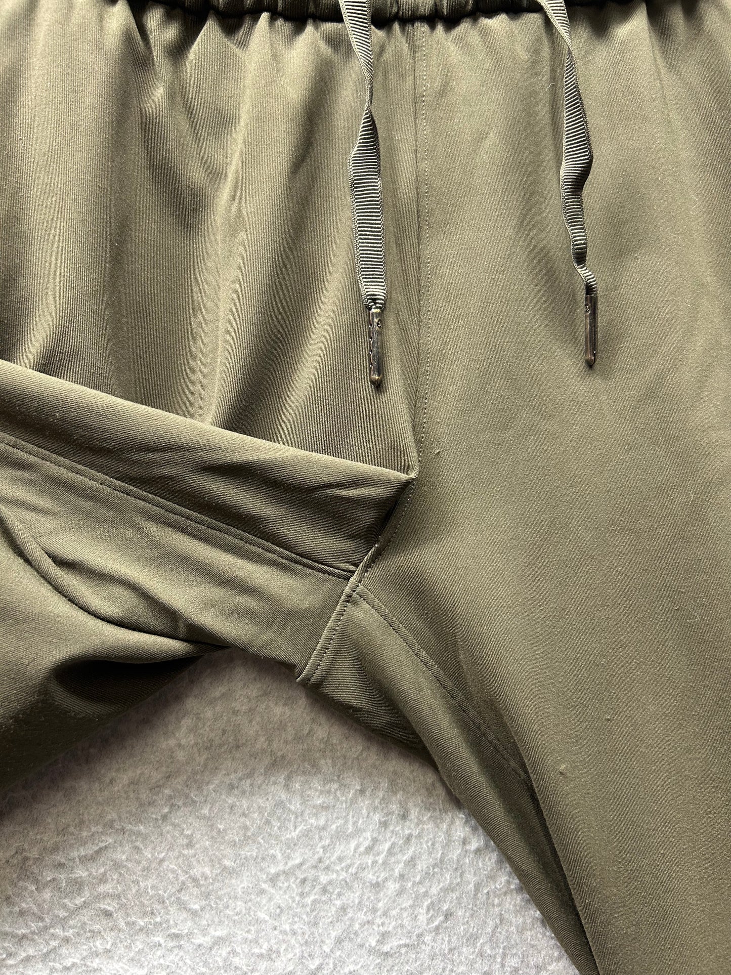 Lululemon On The Fly Crop 23" Size 2 Dark Olive