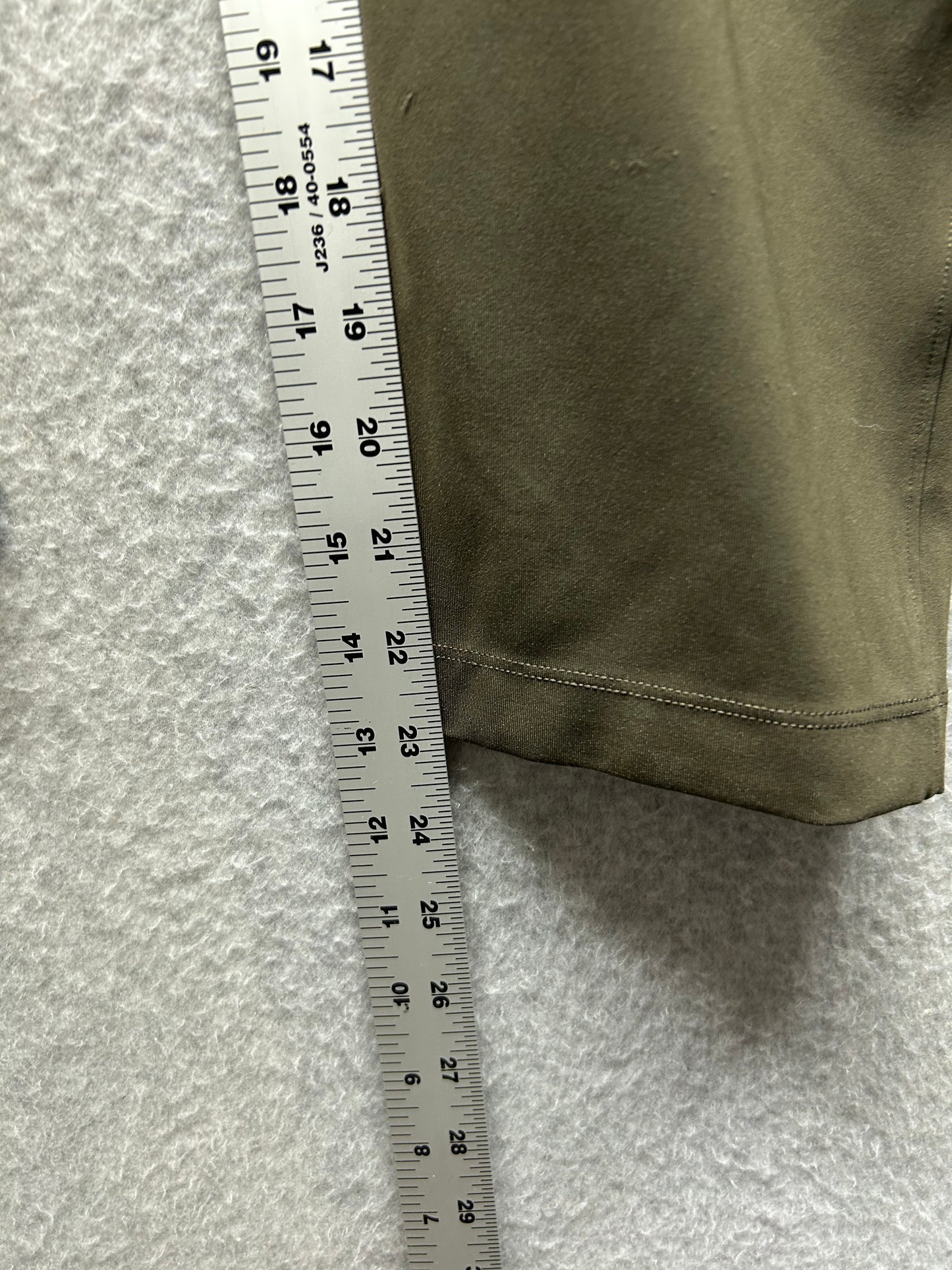 Lululemon On The Fly Crop 23" Size 2 Dark Olive