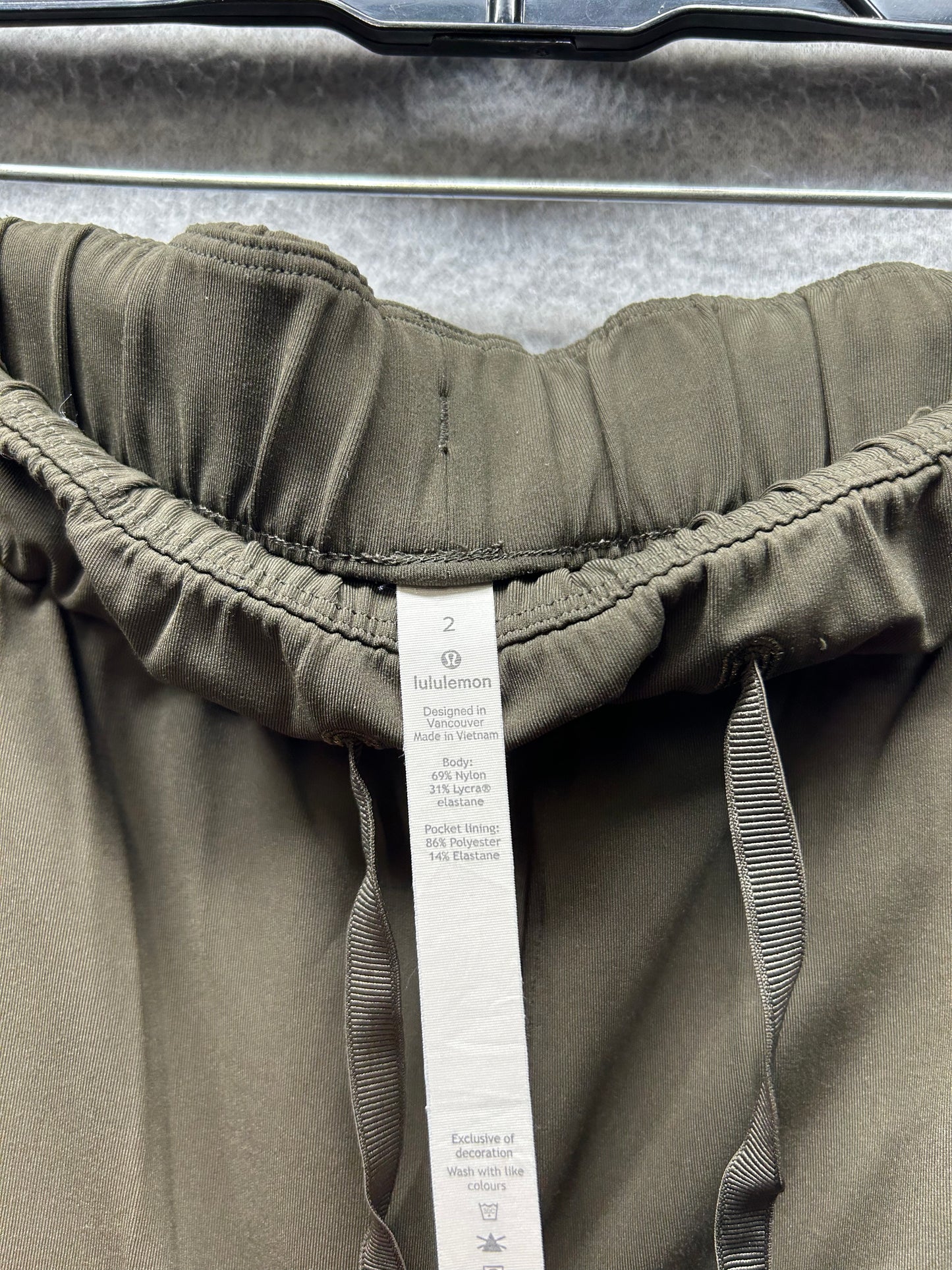 Lululemon On The Fly Crop 23" Size 2 Dark Olive