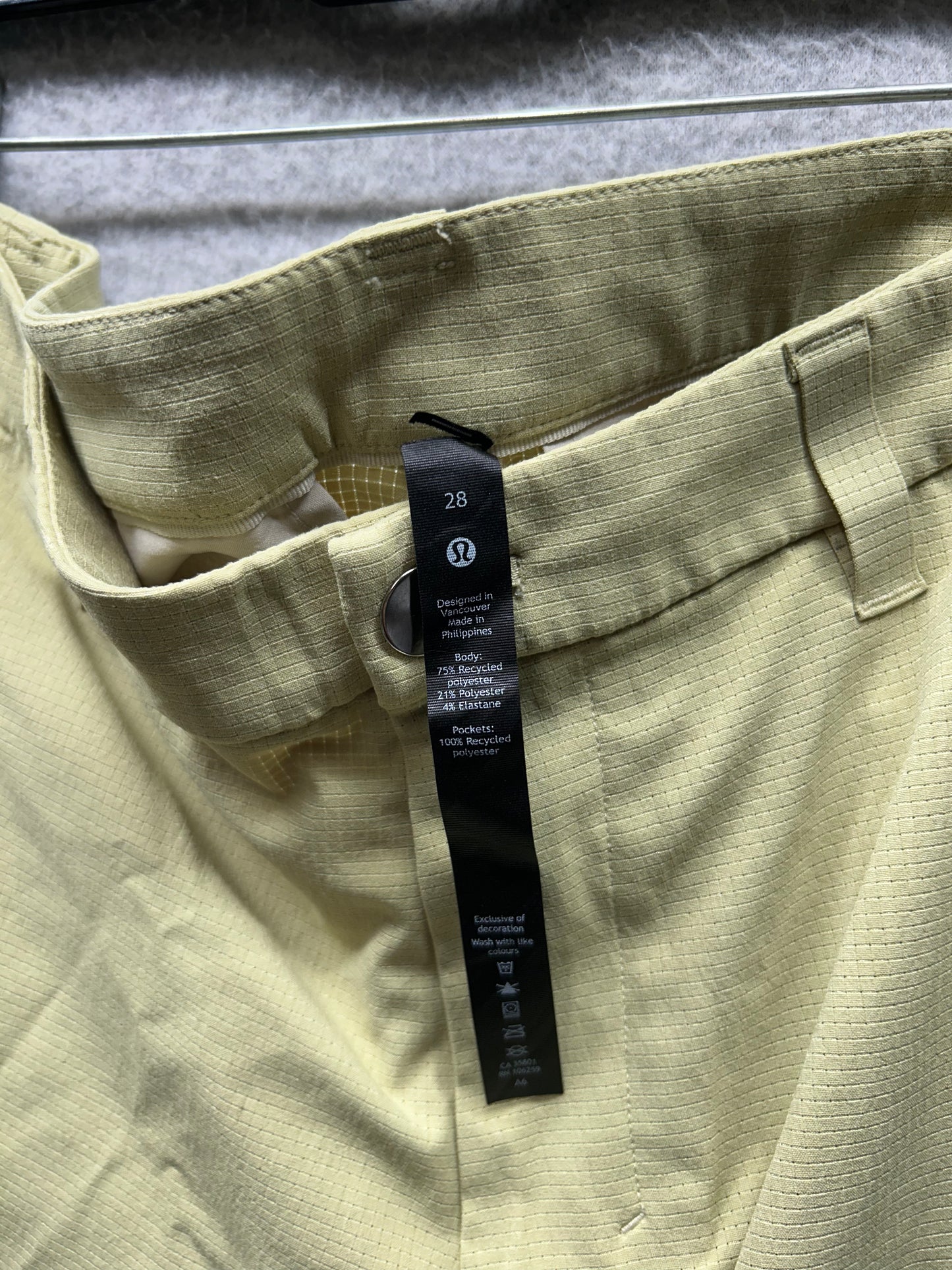 Lululemon Commission Classic-Fit Short 7" Ventlight Mens Size 28 Yellow