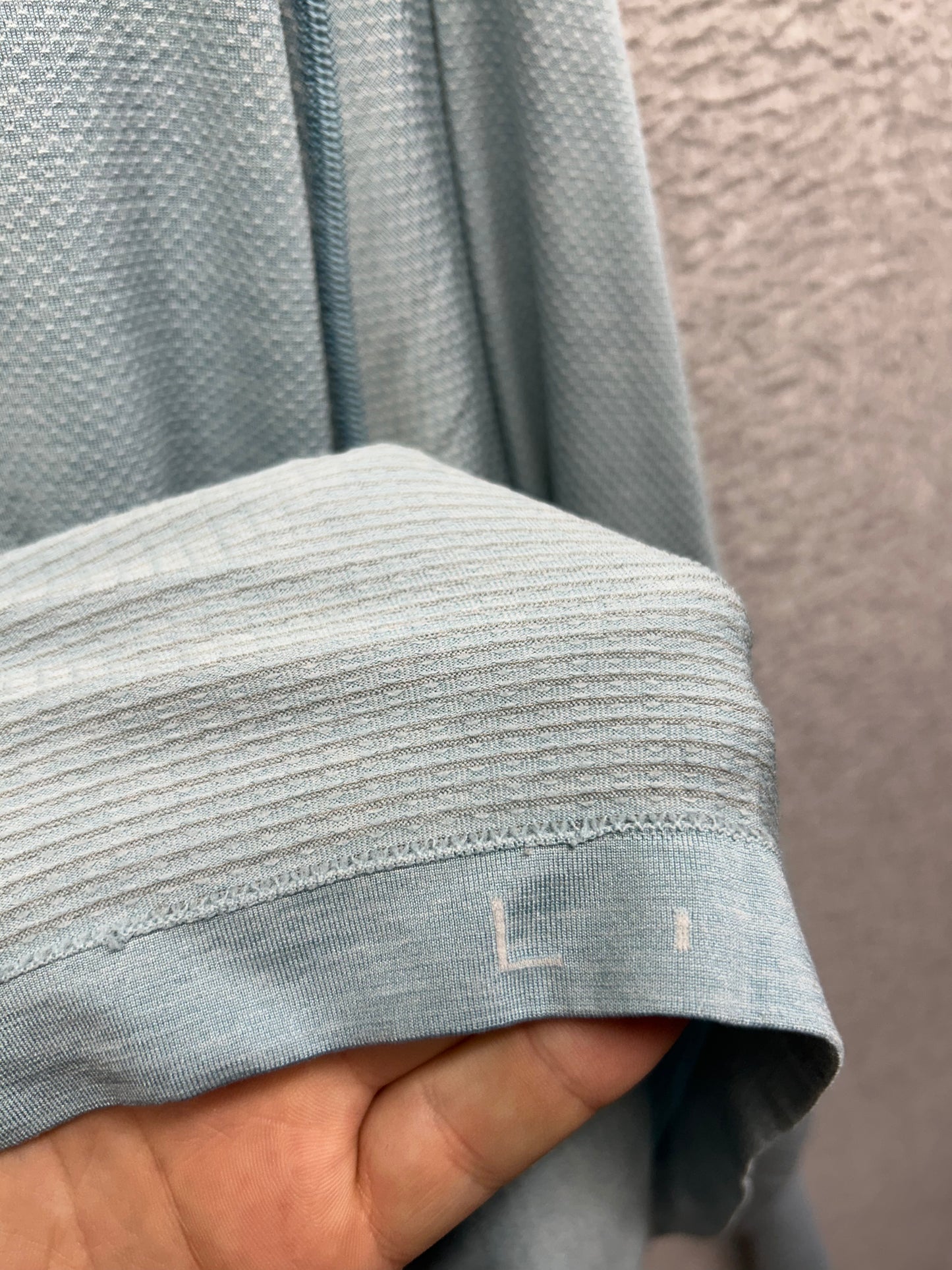 Lululemon Metal Vent Tech Long Sleeve Size Large Blue
