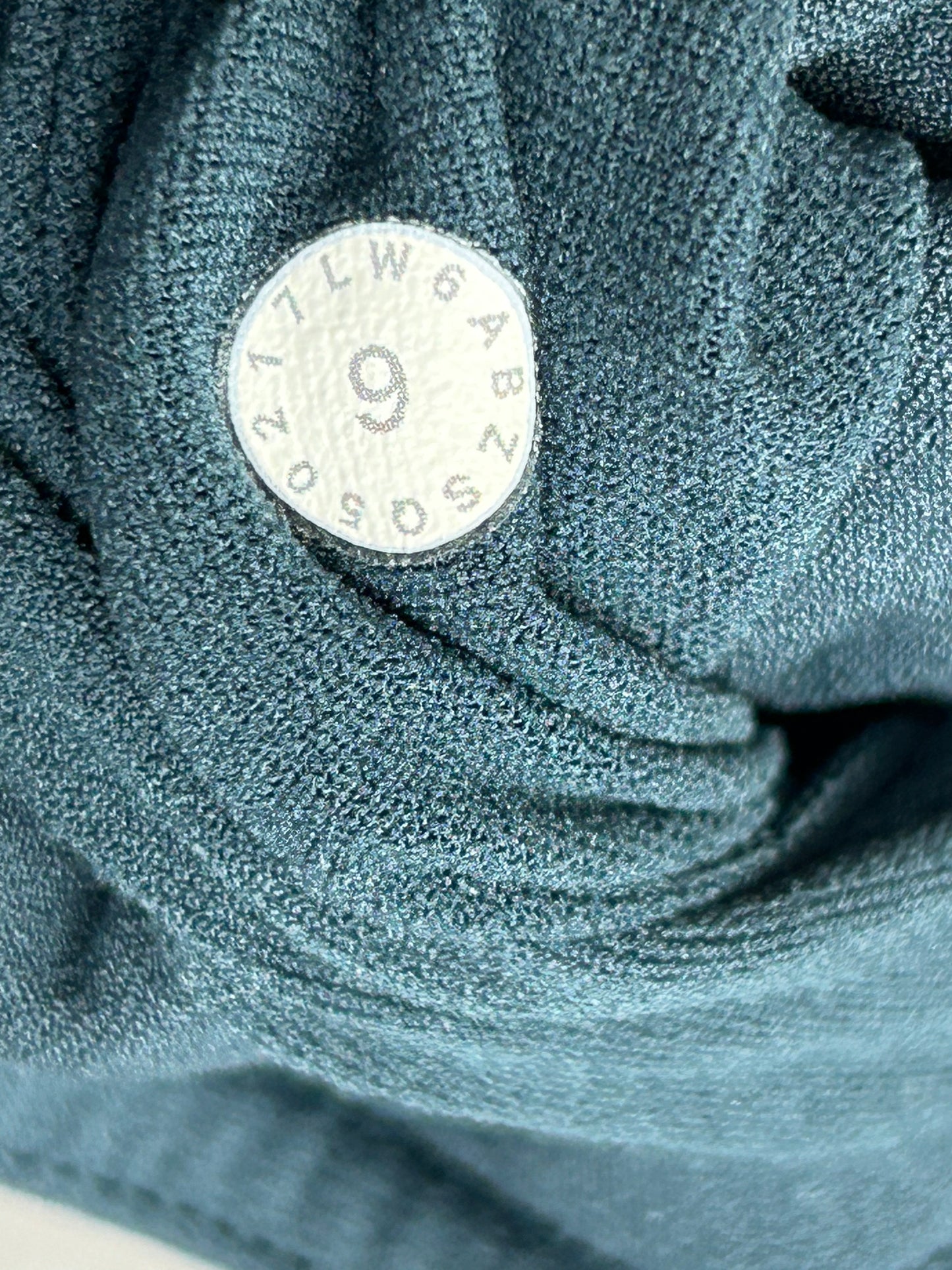 Lululemon Reveal Crop Stripes 17" Size 6 Submarine