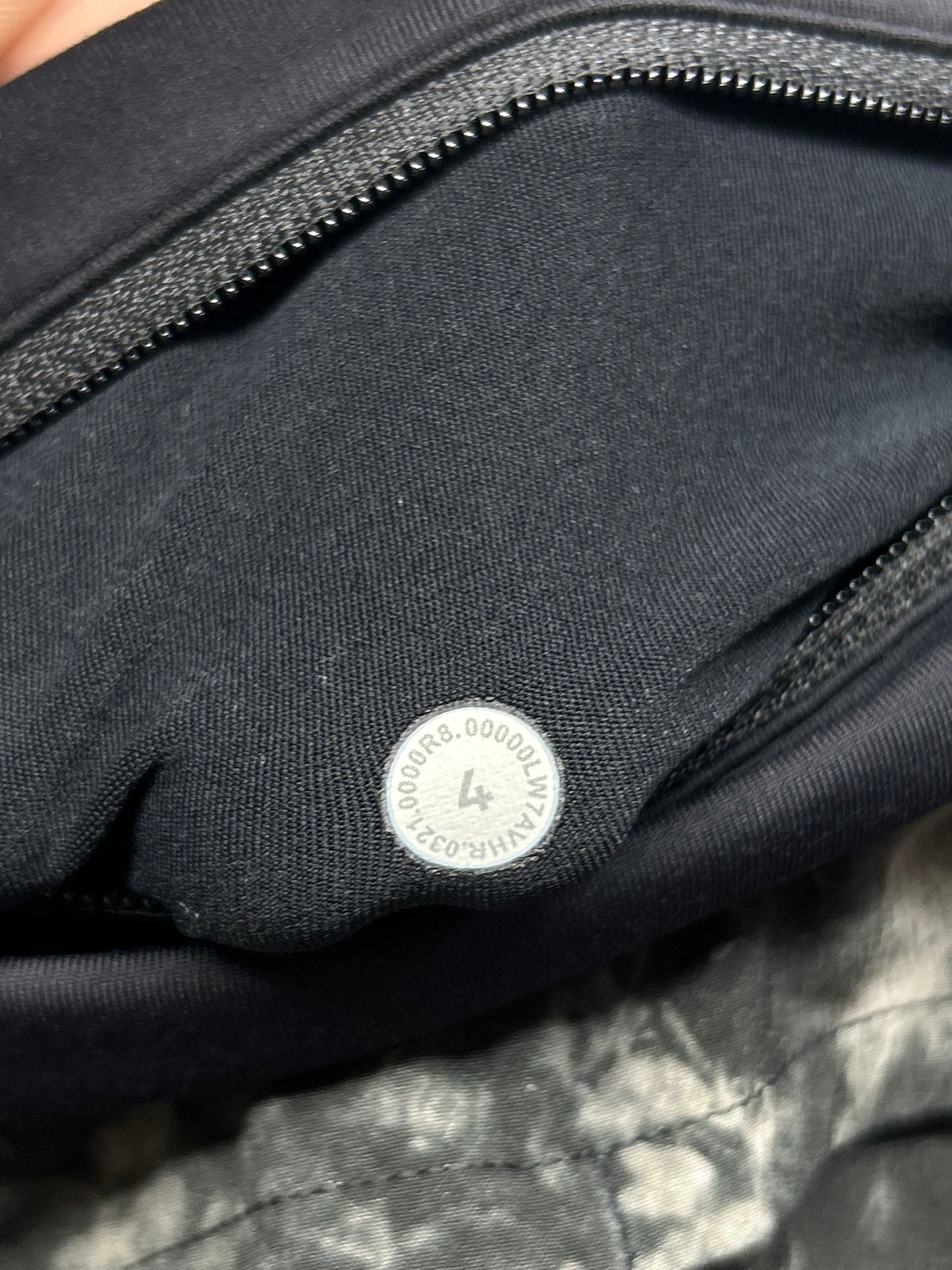 Lululemon Speed Up Low-Rise Short 2.5" Size 4 Aquila Black Multi