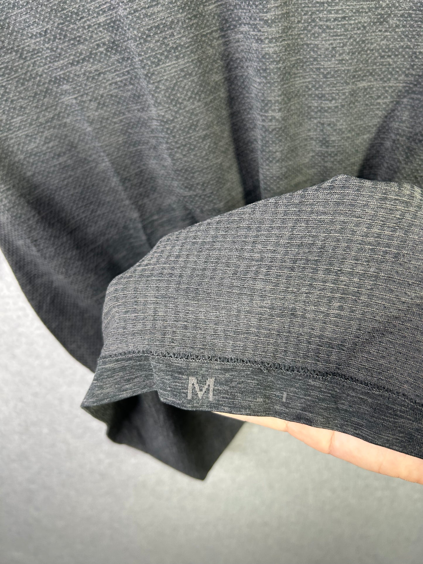 Lululemon Metal Vent Tech Short Sleeve 2.0 Size Medium Gray / Black