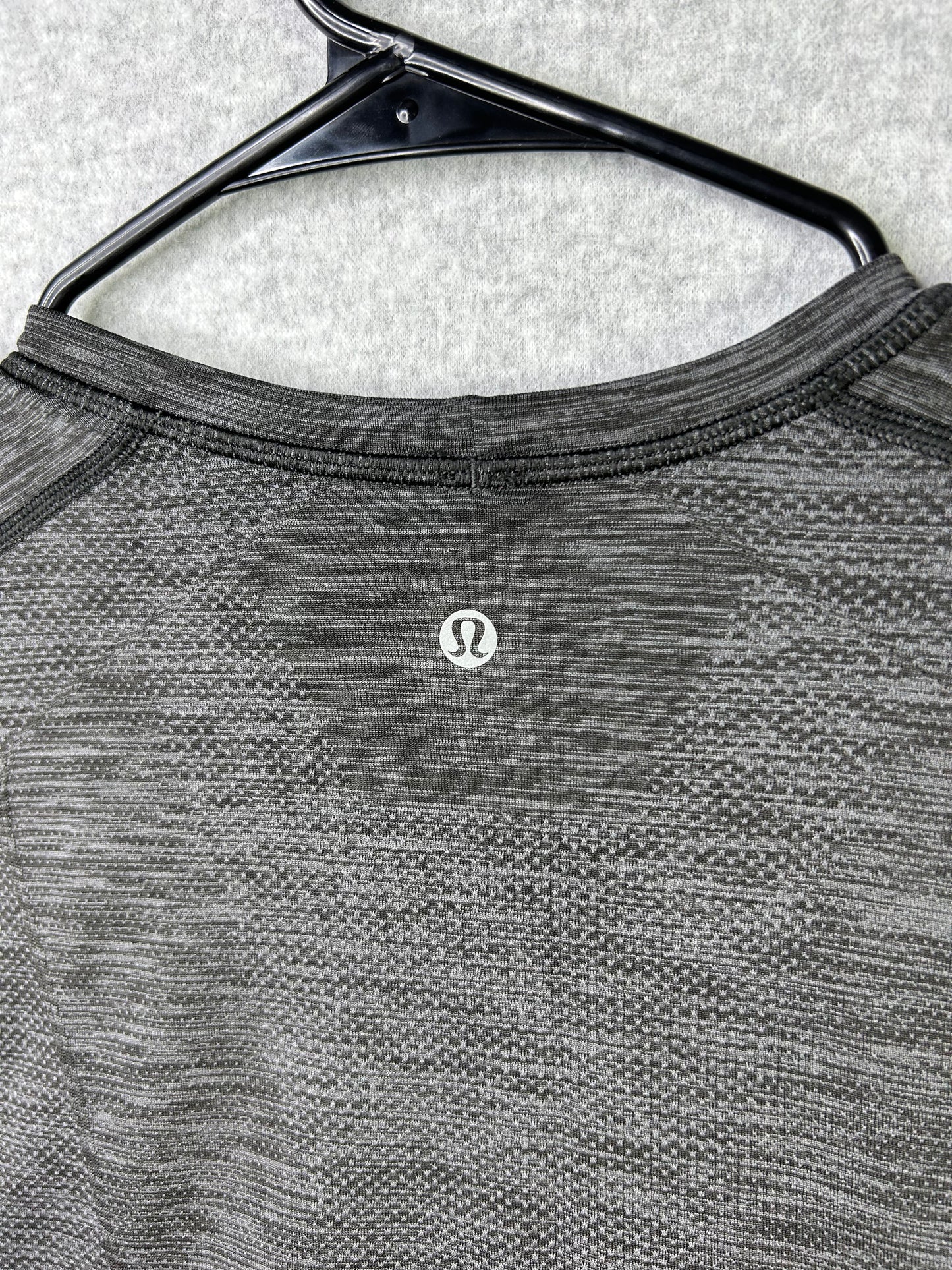 Lululemon Metal Vent Tech Surge Tank Size Large Gray / Black