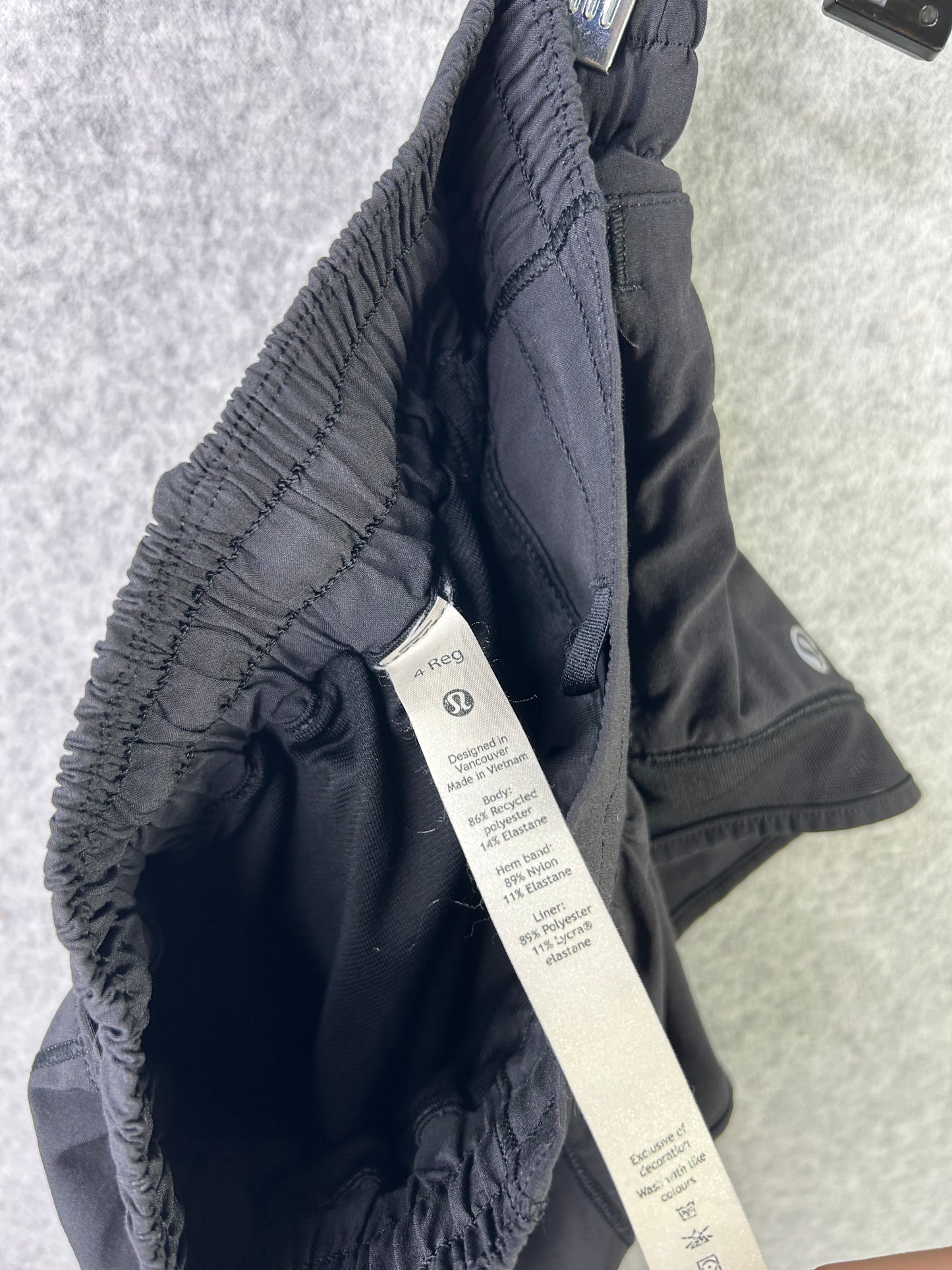 Lululemon Hotty Hot Short II 2.5" Size 4 Black