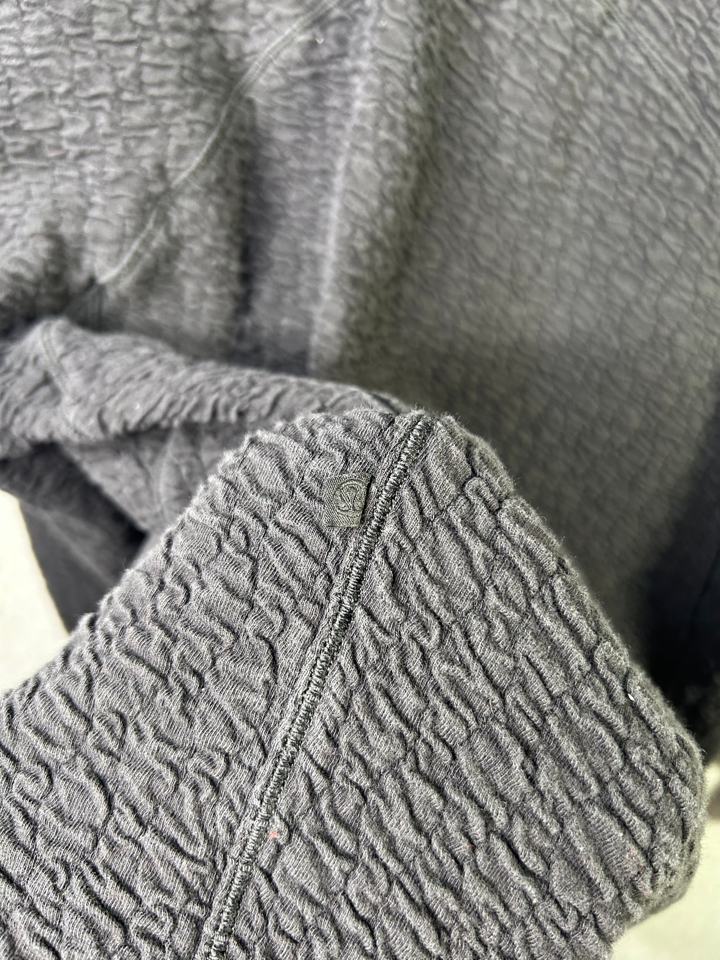 Lululemon Rippled V-Neck Pullover Size 4 Black