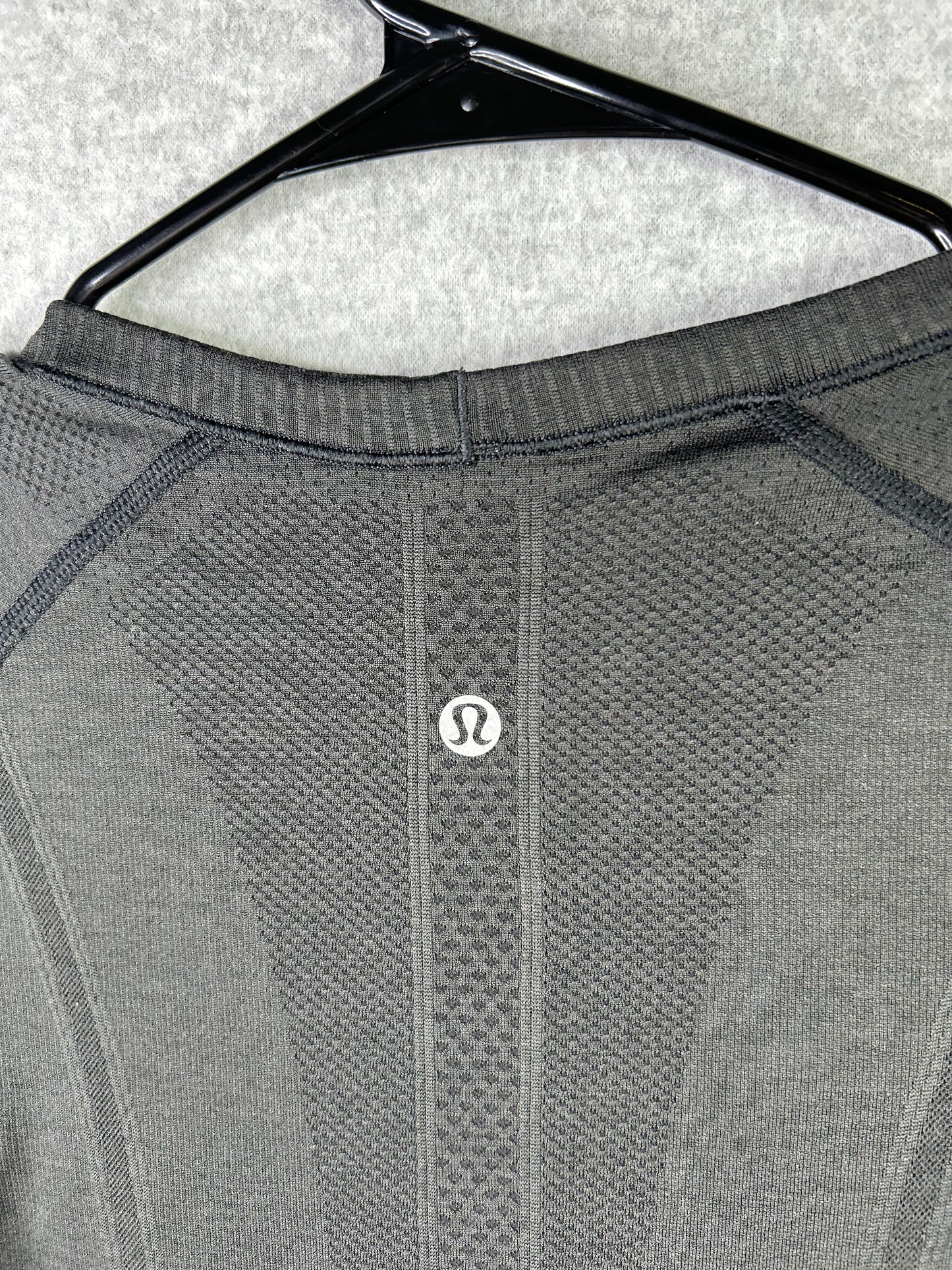Lululemon Swiftly Tech Short Sleeve Crew Size 6 Black