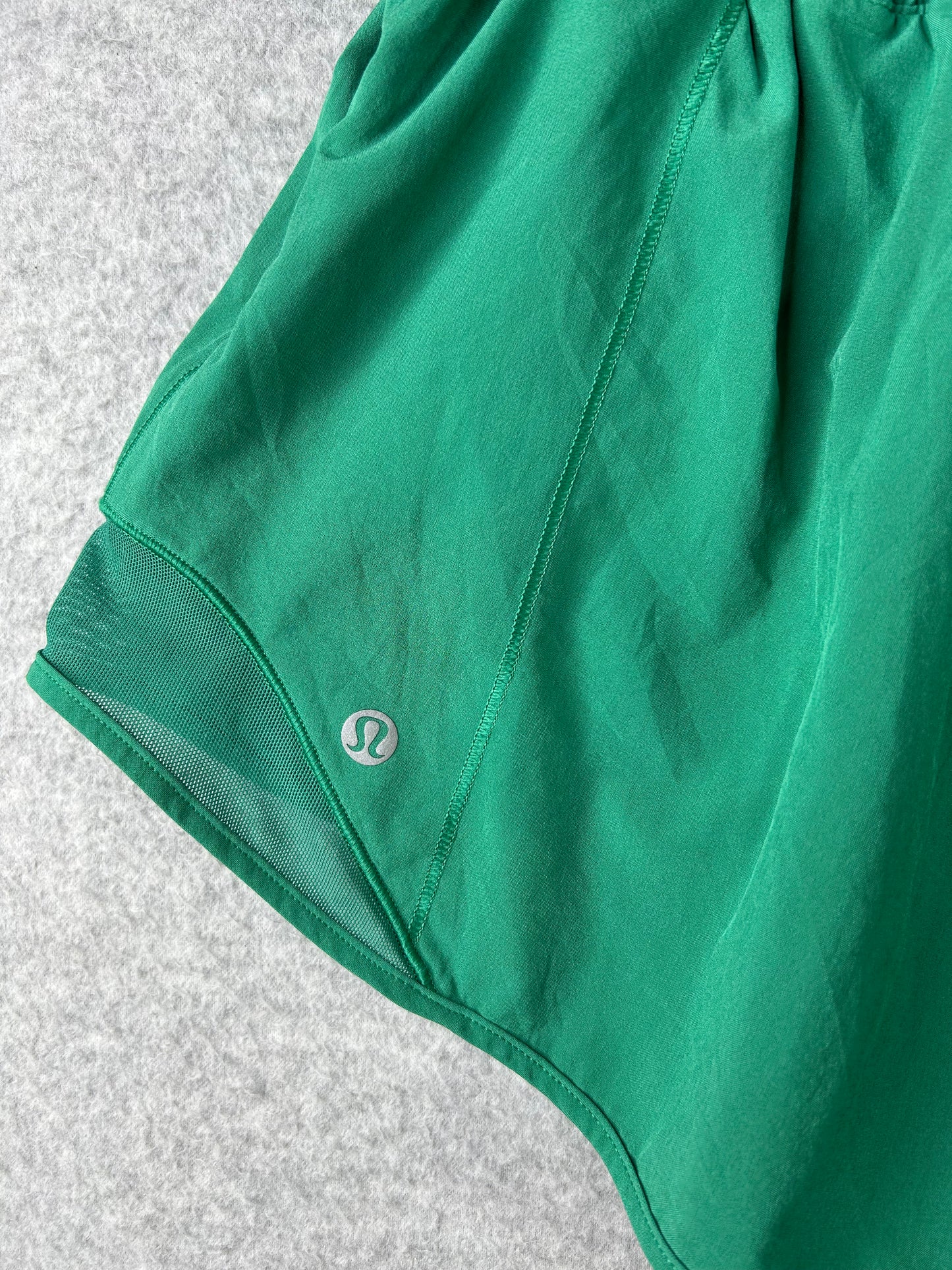 Lululemon Hotty Hot High Rise Lined Short 2.5” Size 10 Cascadia Green (Square Dot)