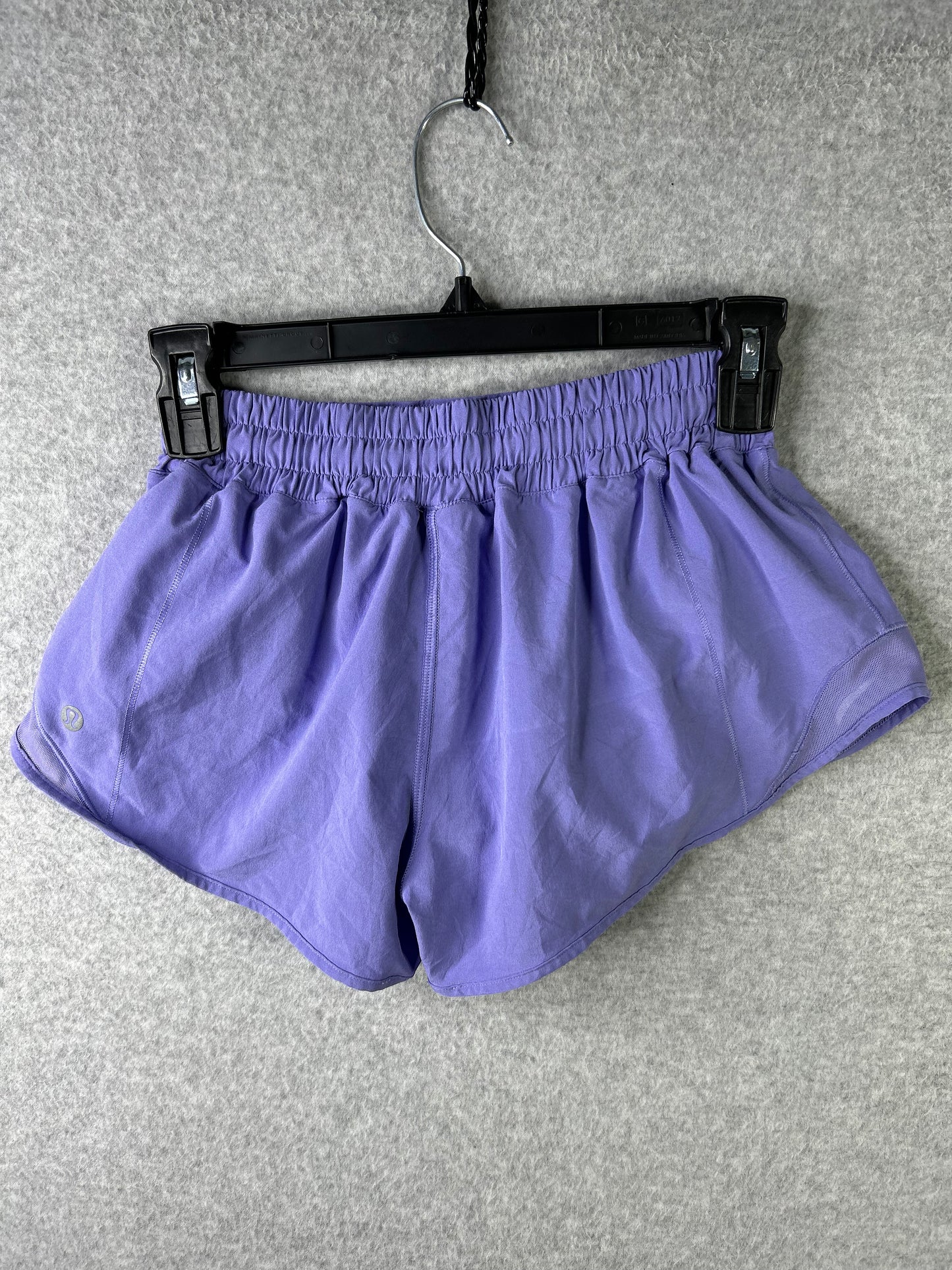 Lululemon Hotty Hot Low-Rise Lined Short 2.5" Size 4 Dark Lavender (Square Dot)
