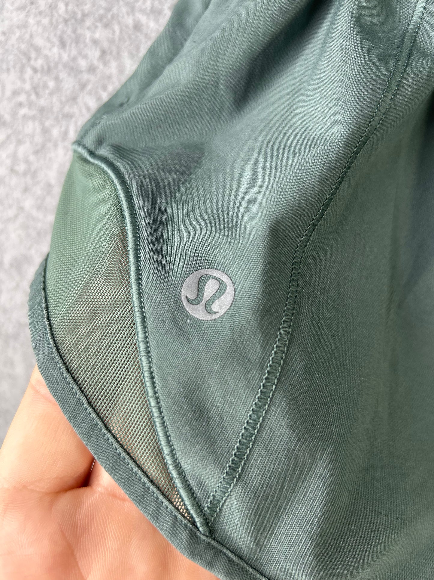 Lululemon Hotty Hot Short II 2.5" Size 6 Dark Forest