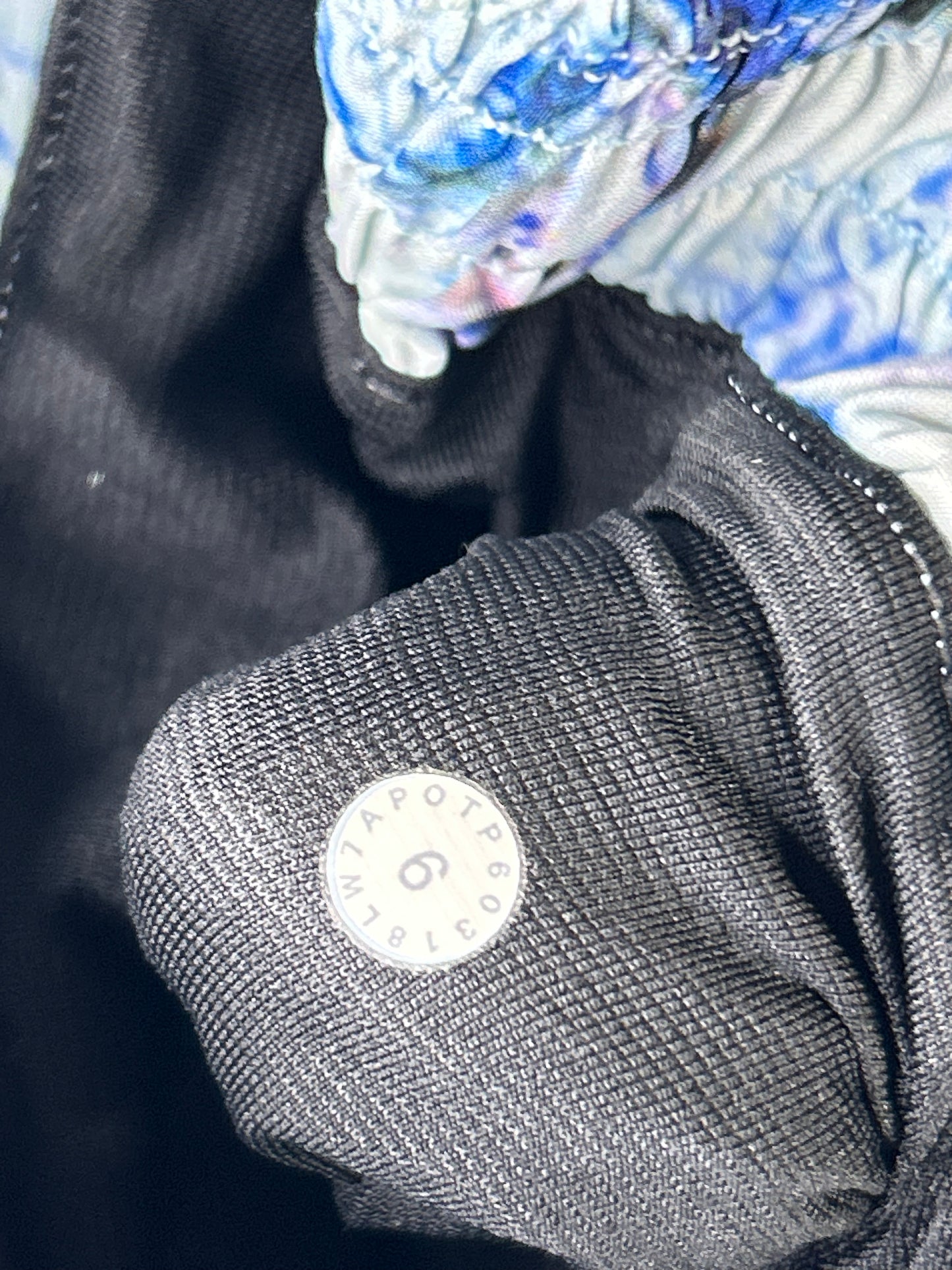 Lululemon Hotty Hot Short II 4" Size 6 Exposure Crystallize Multi / Black