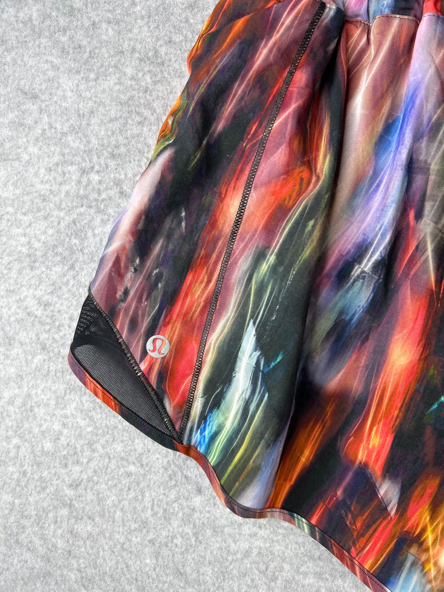 Lululemon Hotty Hot Short II 4" Size 10 Chroma Fusion Multi / Black
