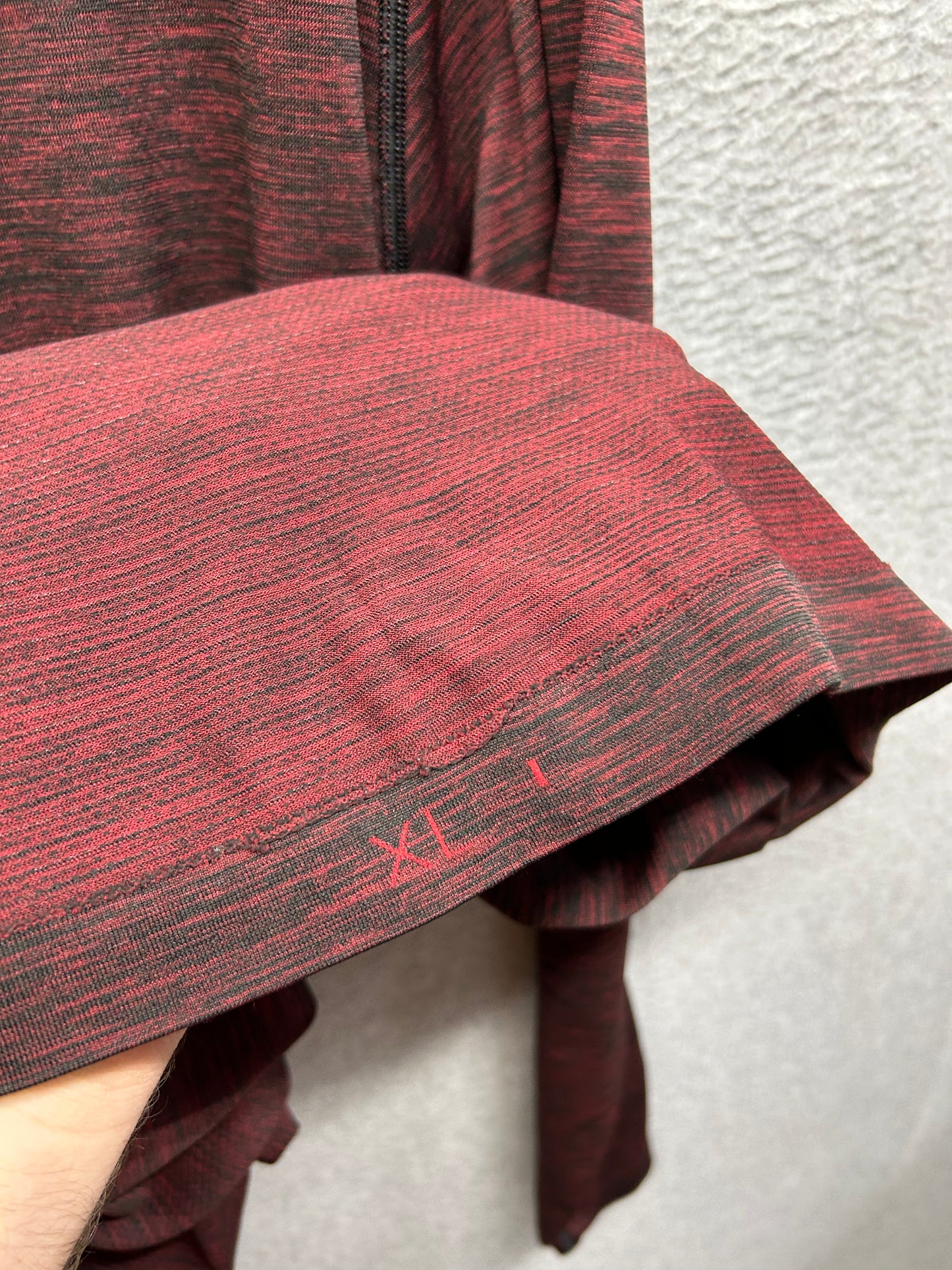 Lululemon Metal Vent Tech 1/2 Zip Size XL Oxblood