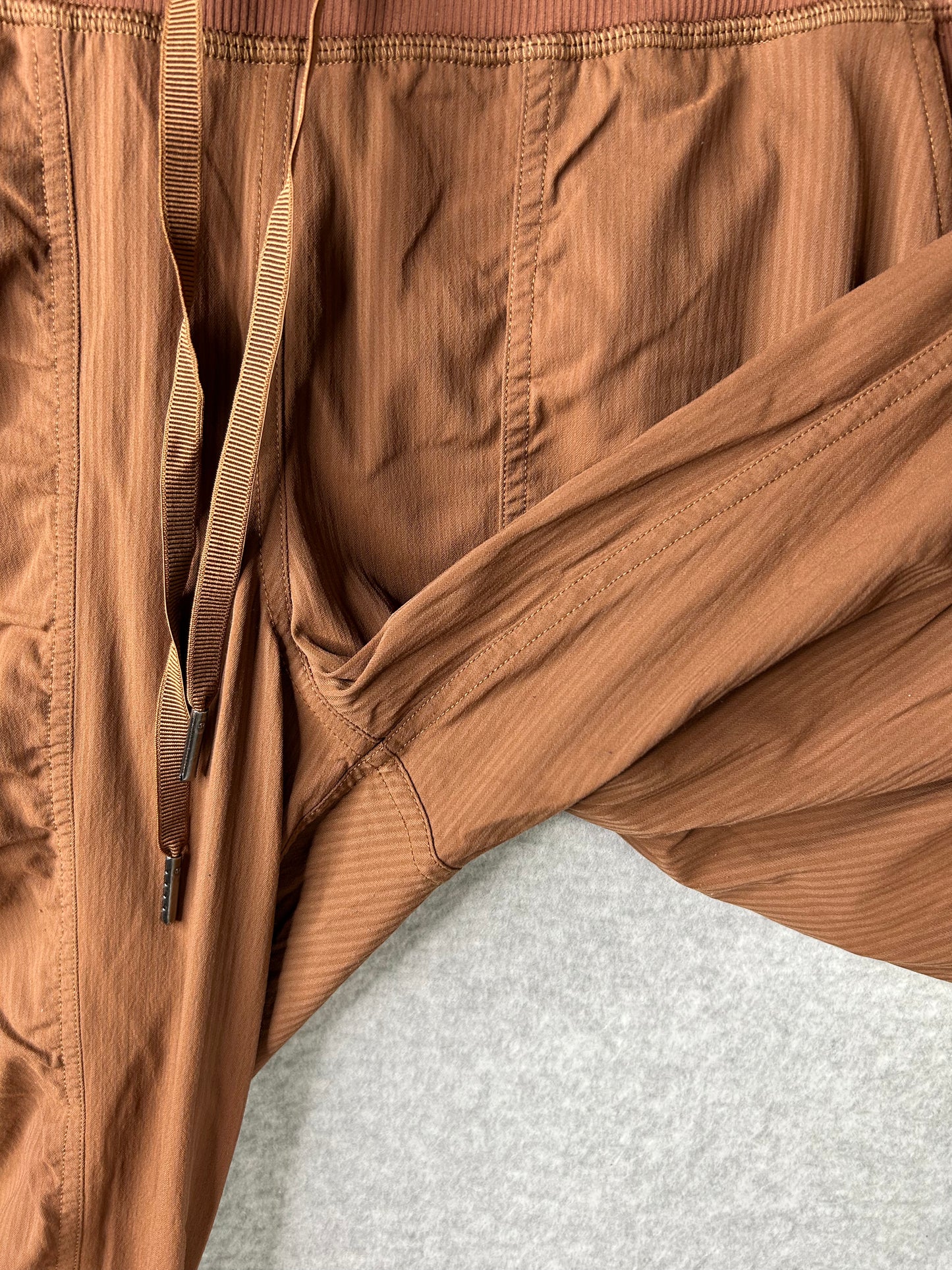 Lululemon Dance Studio Mid-Rise Jogger Size 6 Roasted Brown